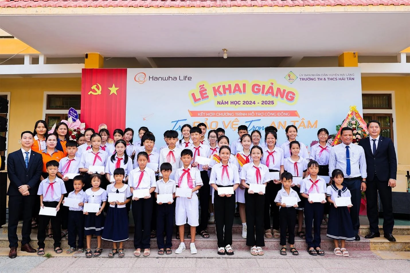 Hanwha Life Việt Nam trao tặng học bổng cho học sinh khó khăn tại Quảng Trị