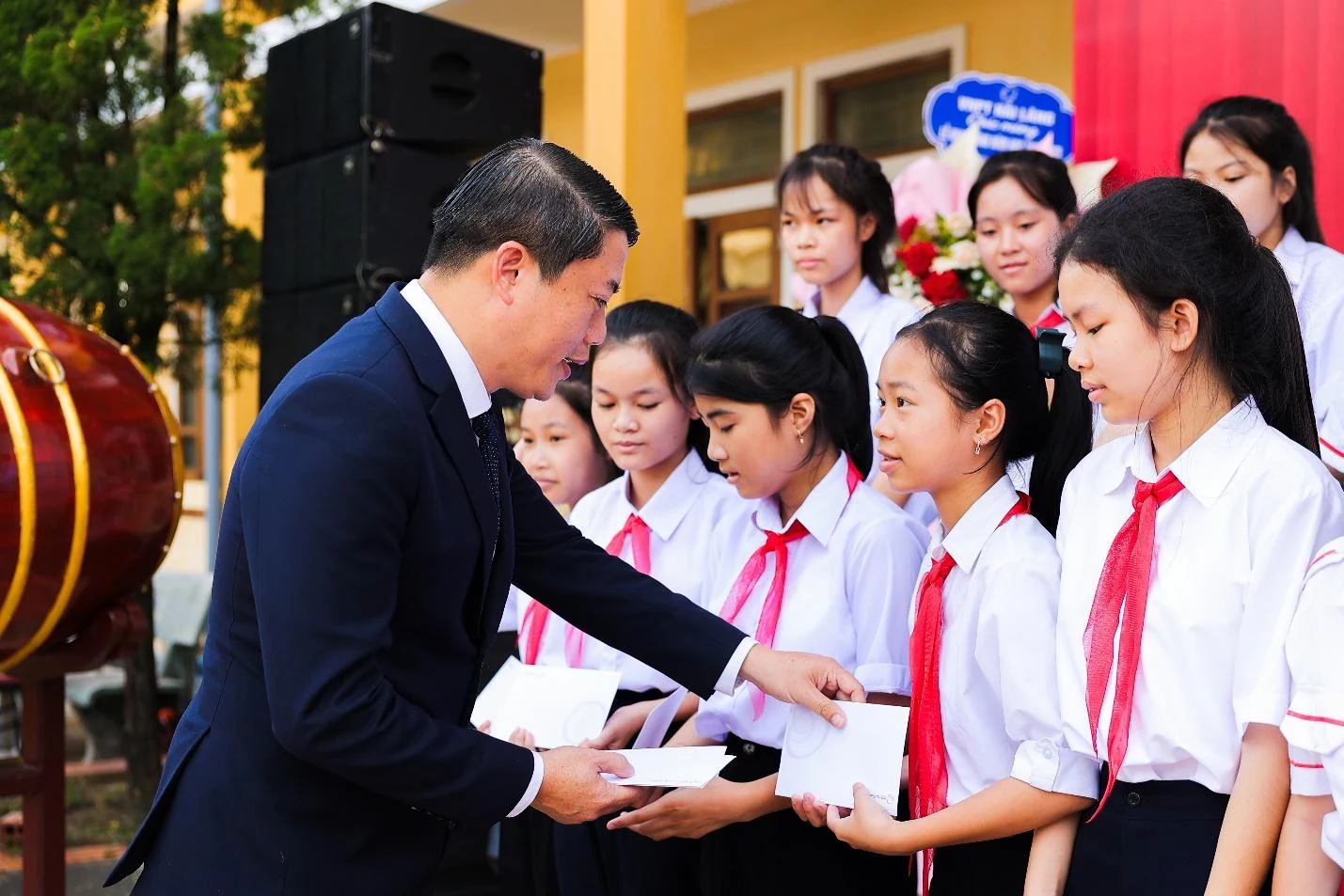 Hanwha Life Việt Nam trao tặng học bổng cho học sinh khó khăn tại Quảng Trị