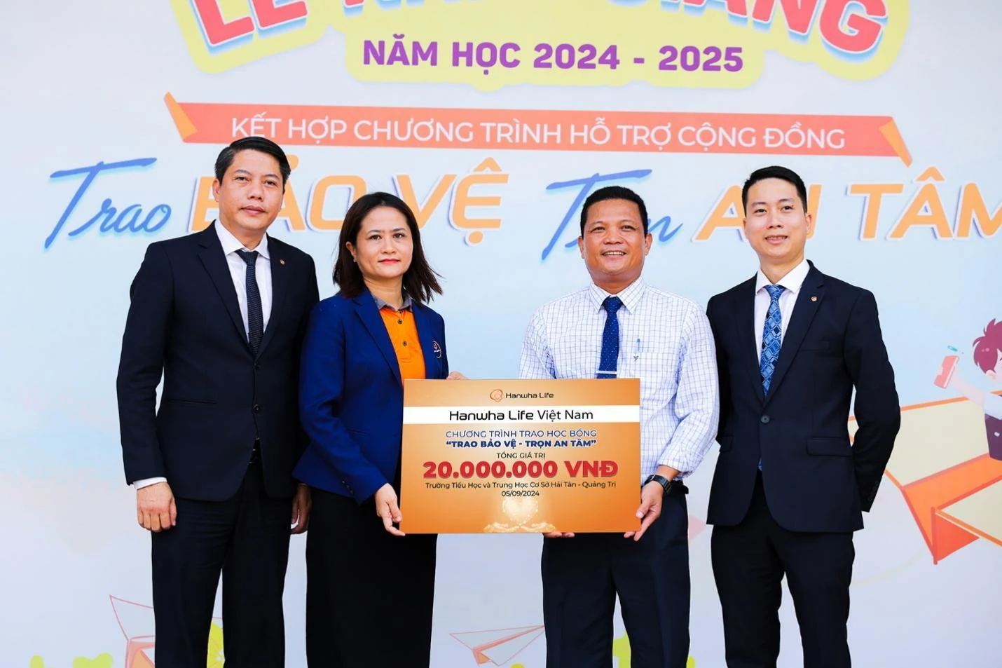 Hanwha Life Việt Nam trao tặng học bổng cho học sinh khó khăn tại Quảng Trị