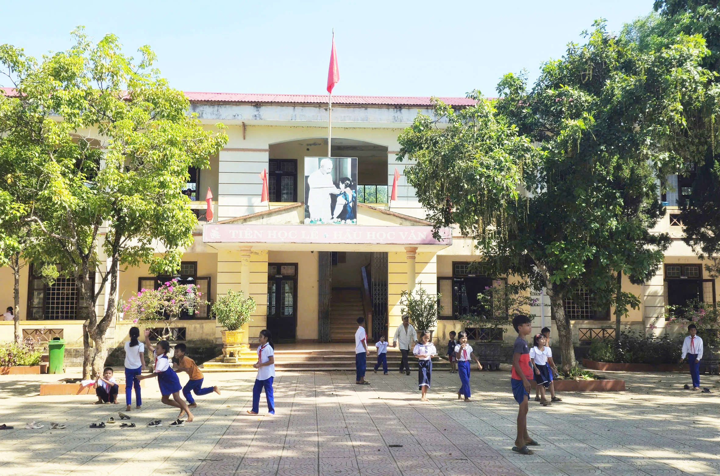 Cô giáo như mẹ hiền
