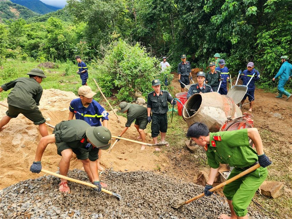 Xung kích tình nguyện, vì Nhân dân phục vụ
