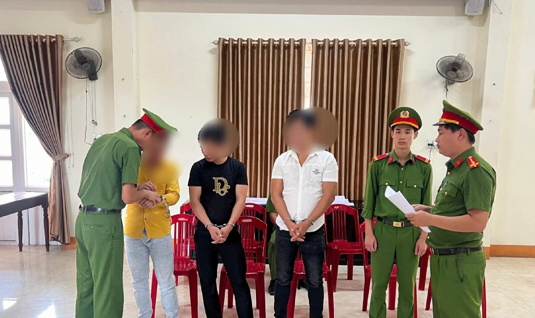Khởi tố vụ án, bắt 5 đối tượng dùng gậy ba khúc đánh người gây thương tích 