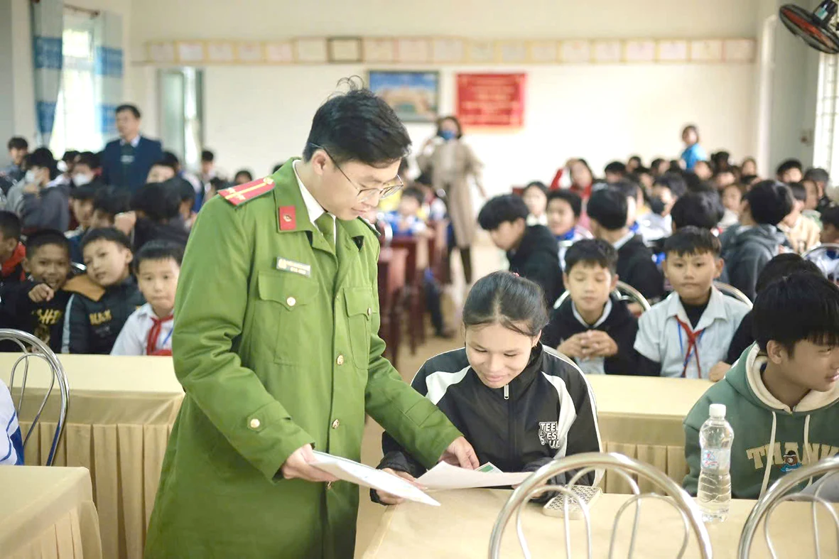 Công an chính quy về xã: Dấu ấn từ việc làm và chiến công