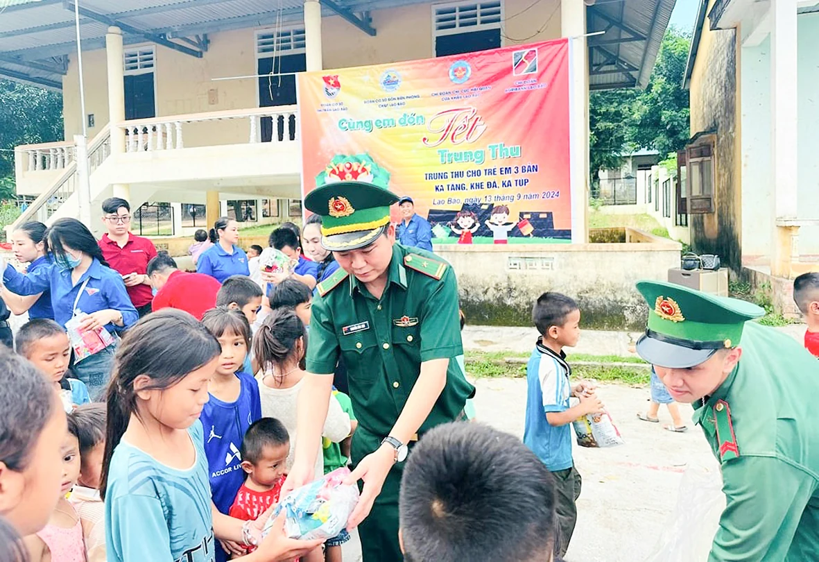 Bộ đội biên phòng đồng hành với học sinh vùng biên