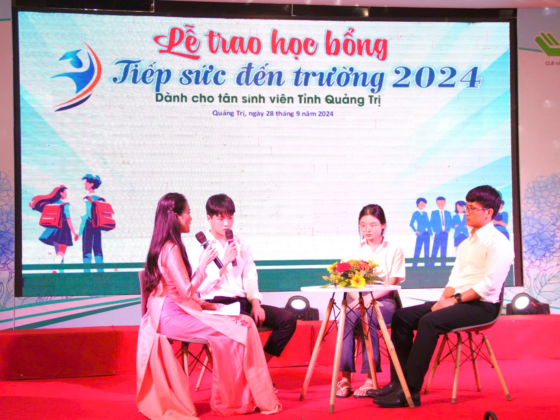 Trao 101 suất học bổng “Tiếp sức đến trường” cho tân sinh viên Quảng Trị gặp hoàn cảnh khó khăn