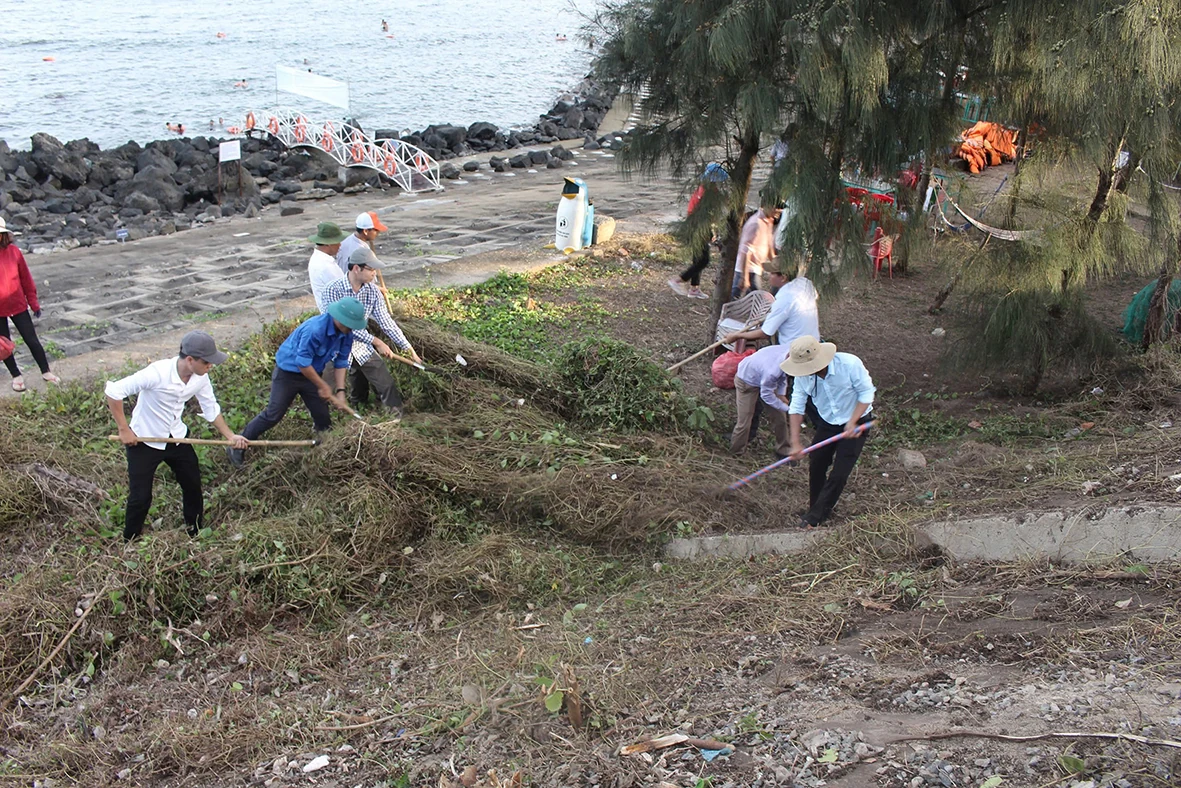 Quang Tri protects ecosystems of Con Co Island Marine Reserve from ocean plastic pollution