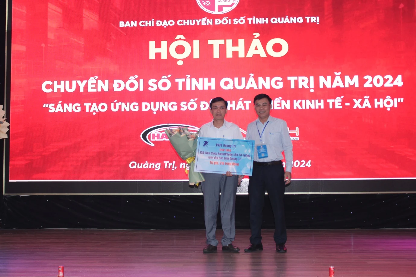 VNPT Quảng Trị trao tặng 130 Smartphone cho hộ nghèo
