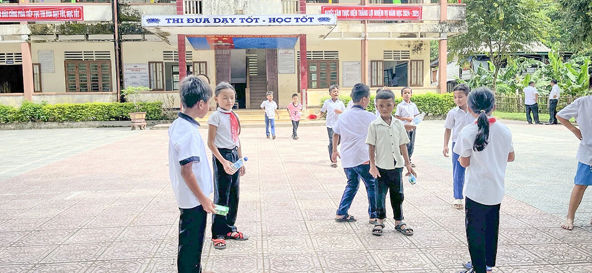 Thí điểm phân loại, thu gom rác thải nhựa, giấy tái chế trong trường học