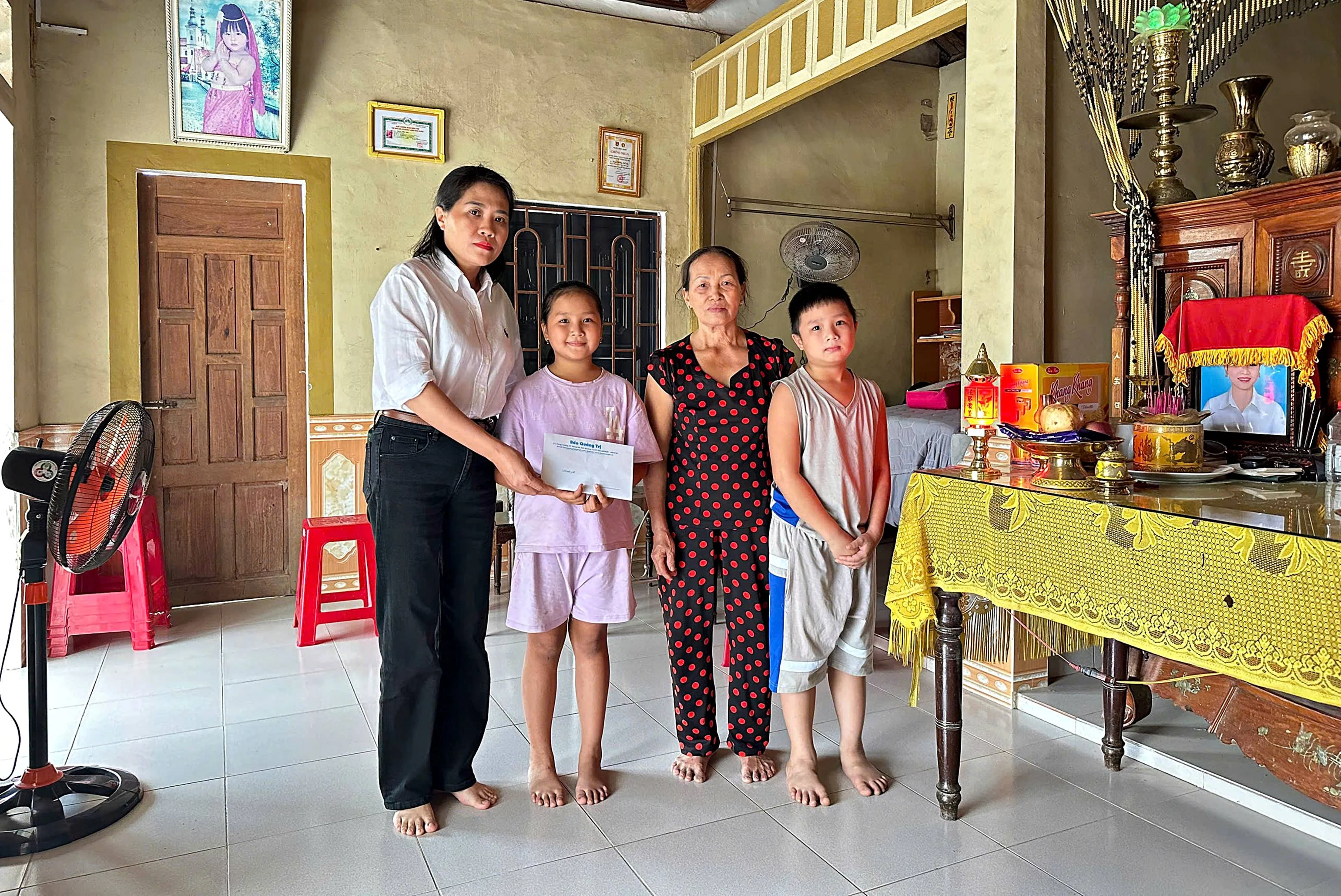 Báo Quảng Trị trao tiền bảo trợ cho cháu Đoàn Hoàng Trà My