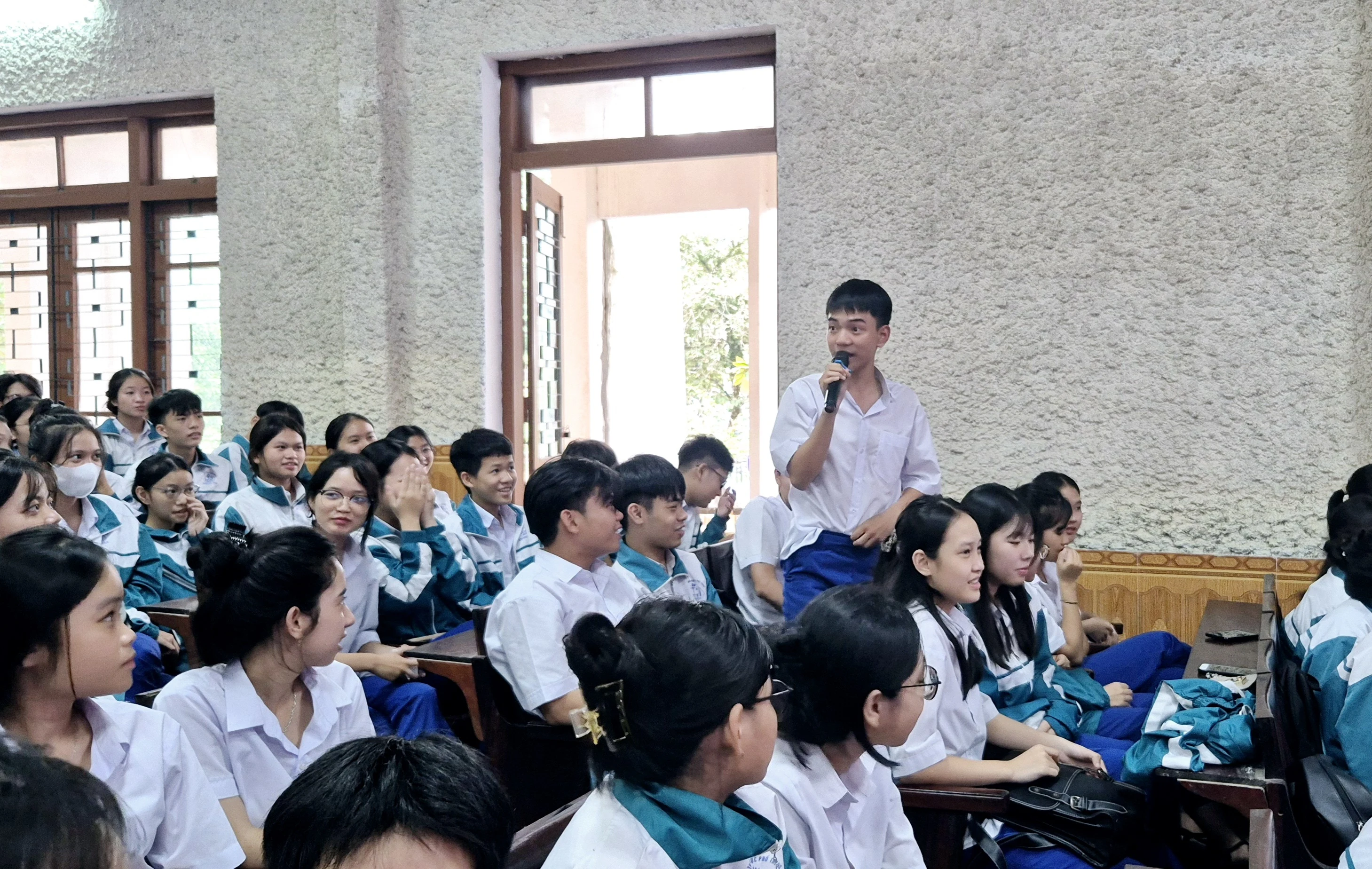 Truyền thông phòng, chống tác hại thuốc lá cho hơn 400 học sinh Trường THPT Đông Hà