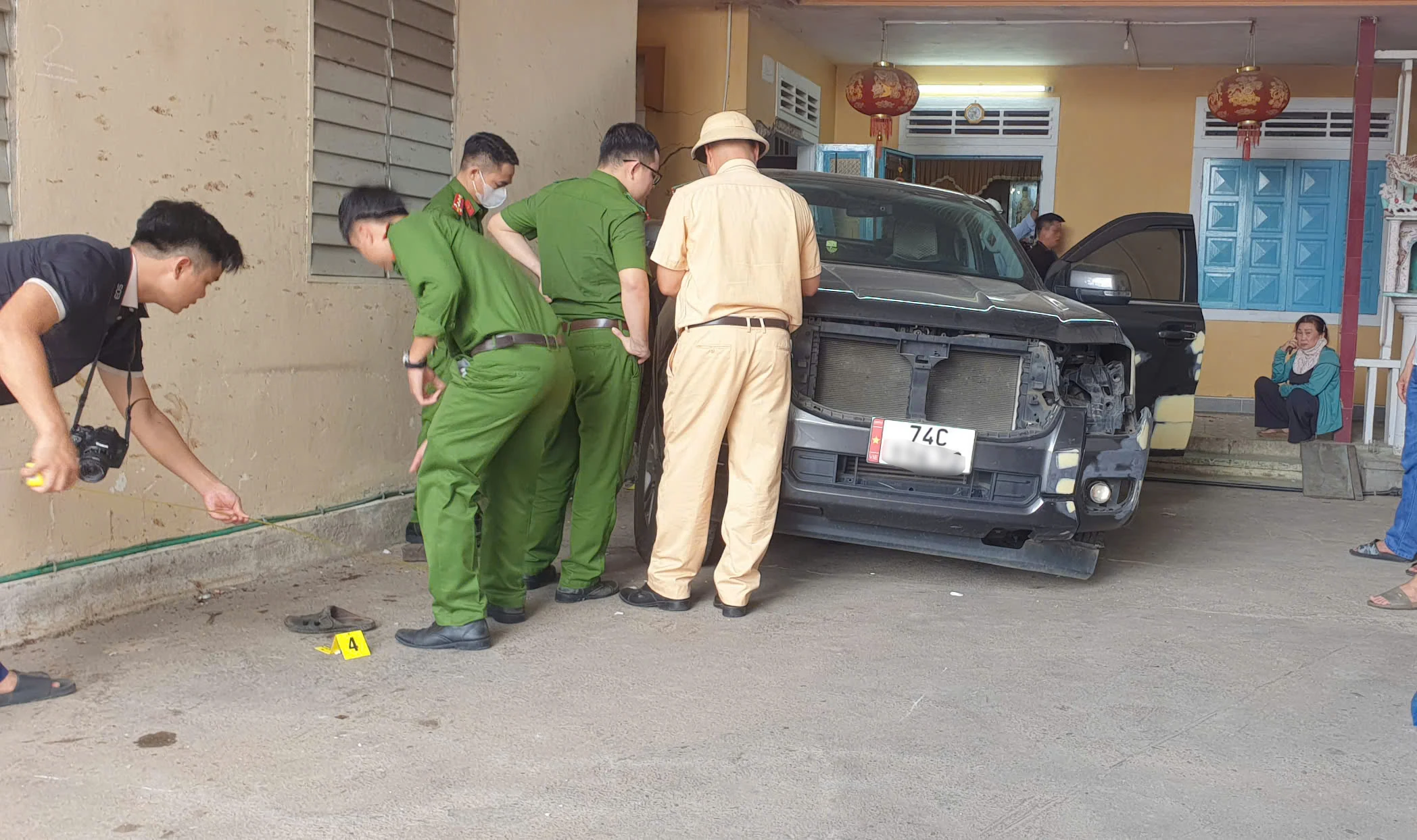 Ô tô bán tải lùi đâm thẳng vào nhà dân gây chết người