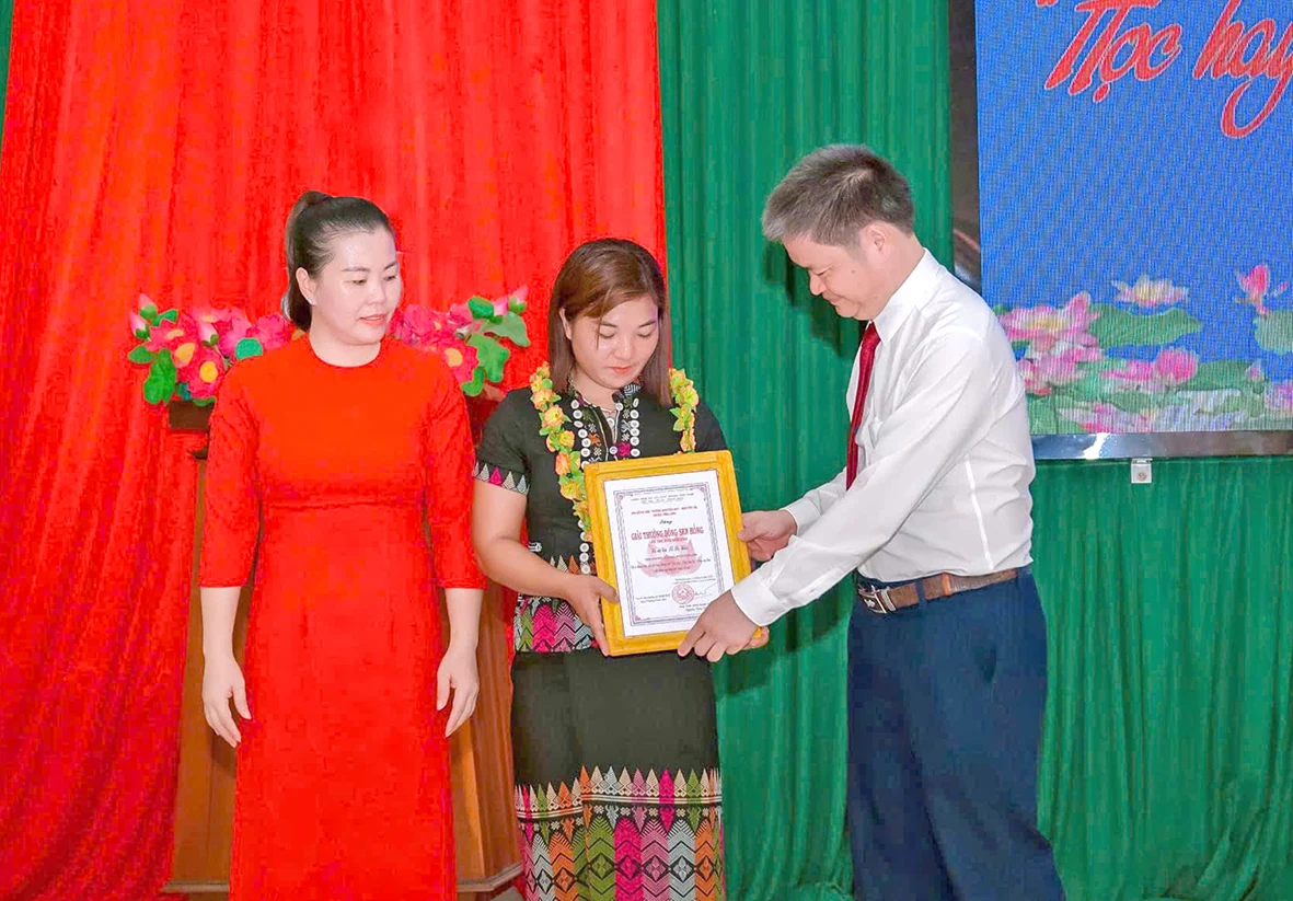 Nữ trưởng thôn người Vân Kiều hết lòng với bản làng