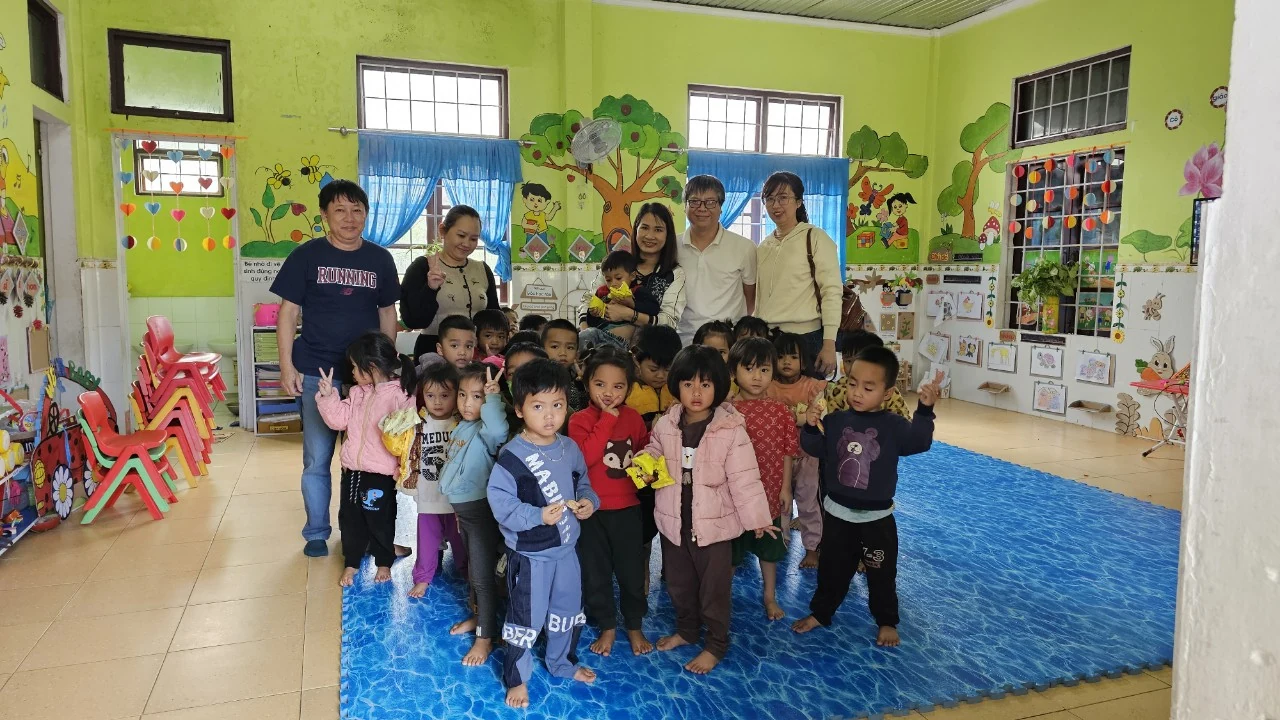 Mang yêu thương đến với người nghèo