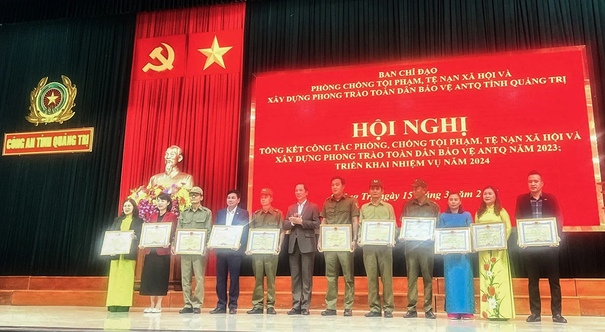 “Người khác họ” nặng lòng với dân bản