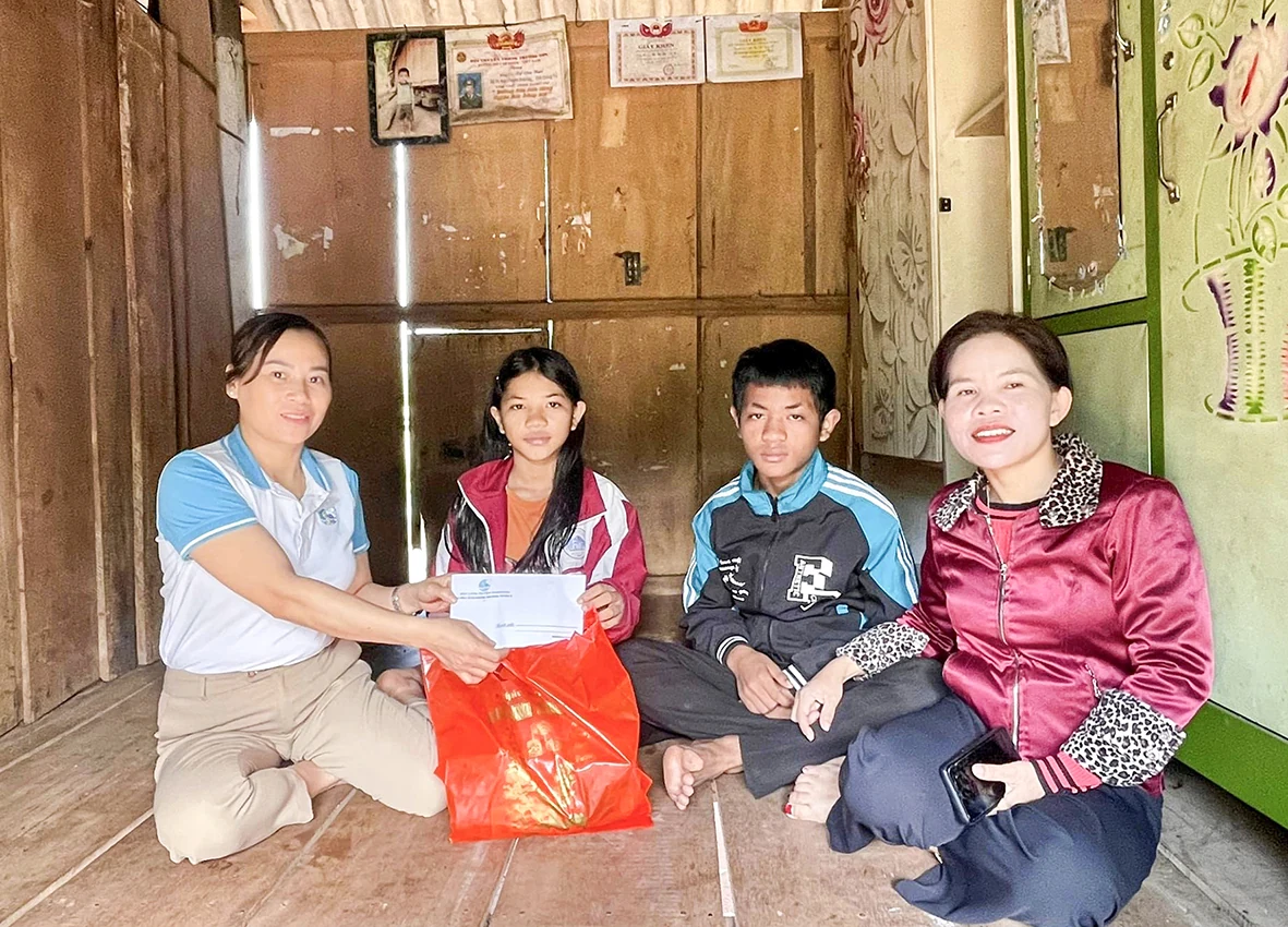 “Người khác họ” nặng lòng với dân bản