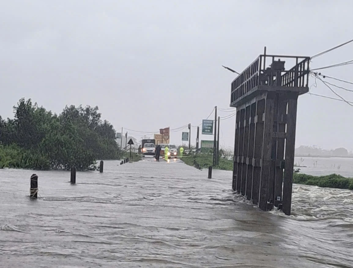 Triệu Phong, Đông Hà: Mưa lớn gây ngập nhiều nơi, người dân di dời tài sản lên cao