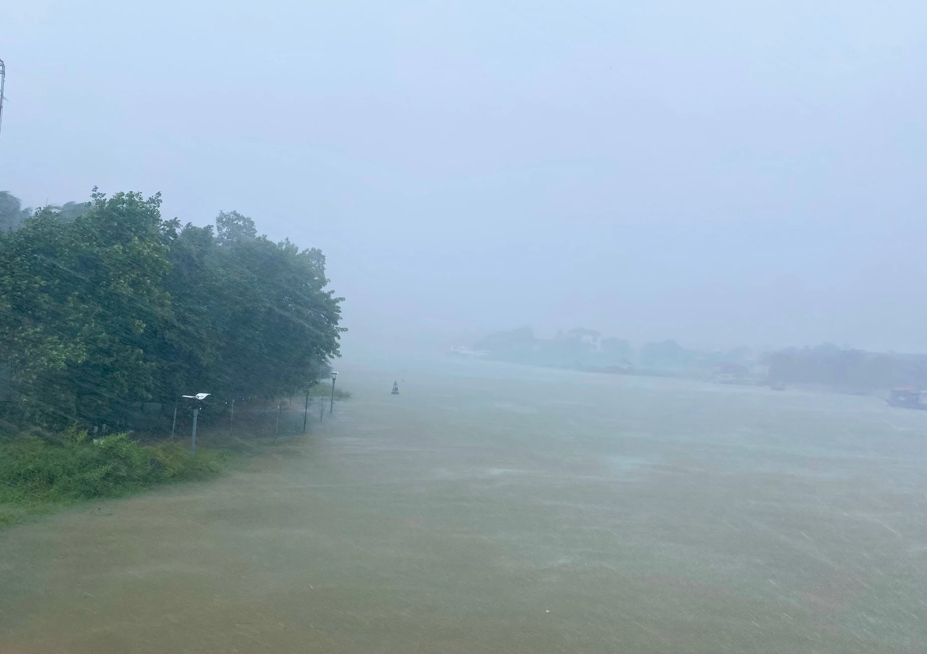 Triệu Phong, Đông Hà: Mưa lớn gây ngập nhiều nơi, người dân di dời tài sản lên cao