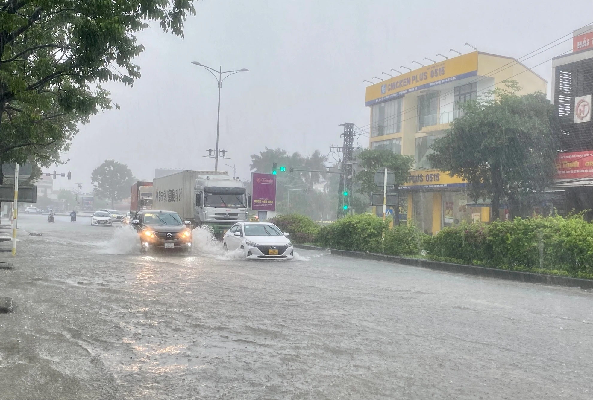 Triệu Phong, Đông Hà: Mưa lớn gây ngập nhiều nơi, người dân di dời tài sản lên cao