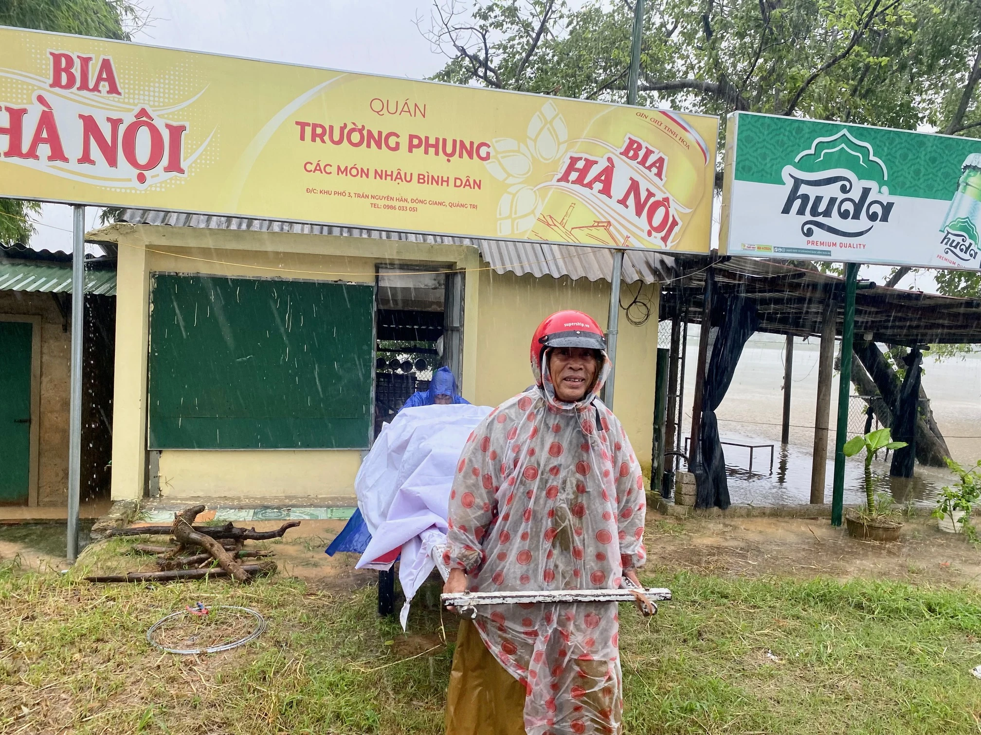 Triệu Phong, Đông Hà: Mưa lớn gây ngập nhiều nơi, người dân di dời tài sản lên cao