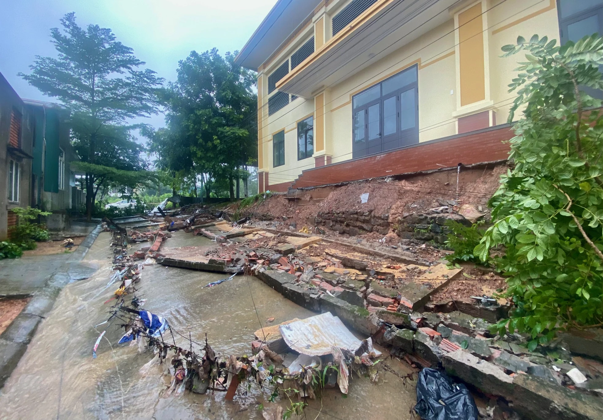 TP. Đông Hà: Khoảng 80 m tường rào Trường THCS Trần Hưng Đạo bị sập do ảnh hưởng từ bão số 6