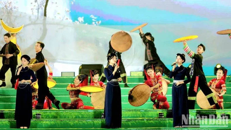 Rực rỡ sắc màu vùng Đông Bắc