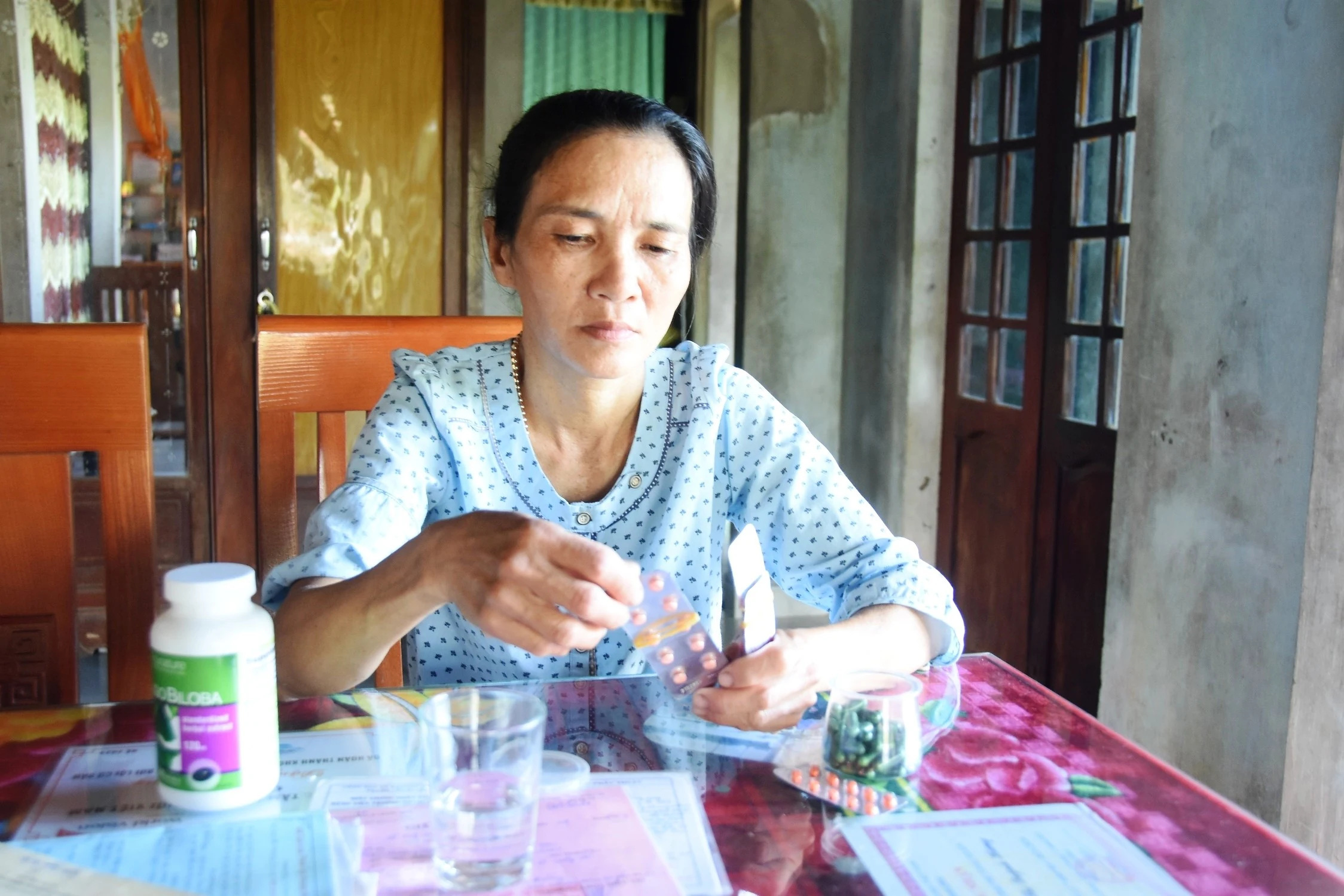 Mẹ bệnh tật gắng gượng nuôi con