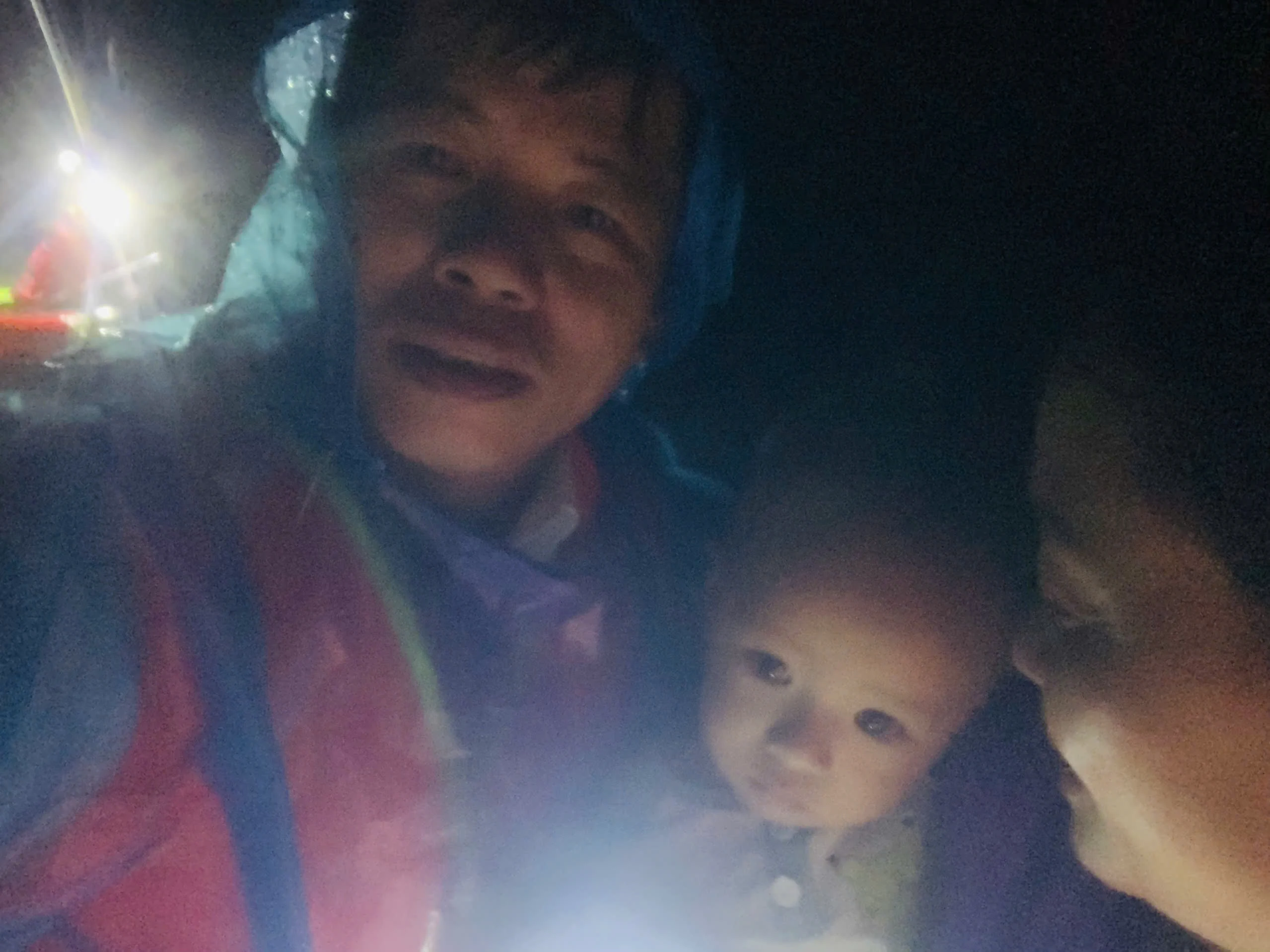 Trắng đêm vượt lũ cứu người