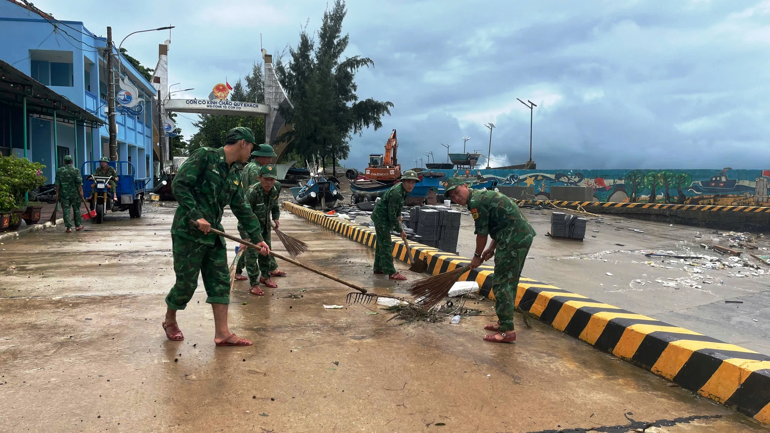 Cồn Cỏ: Khắc phục tình trạng rác thải đại dương dạt vào đảo sau bão số 6