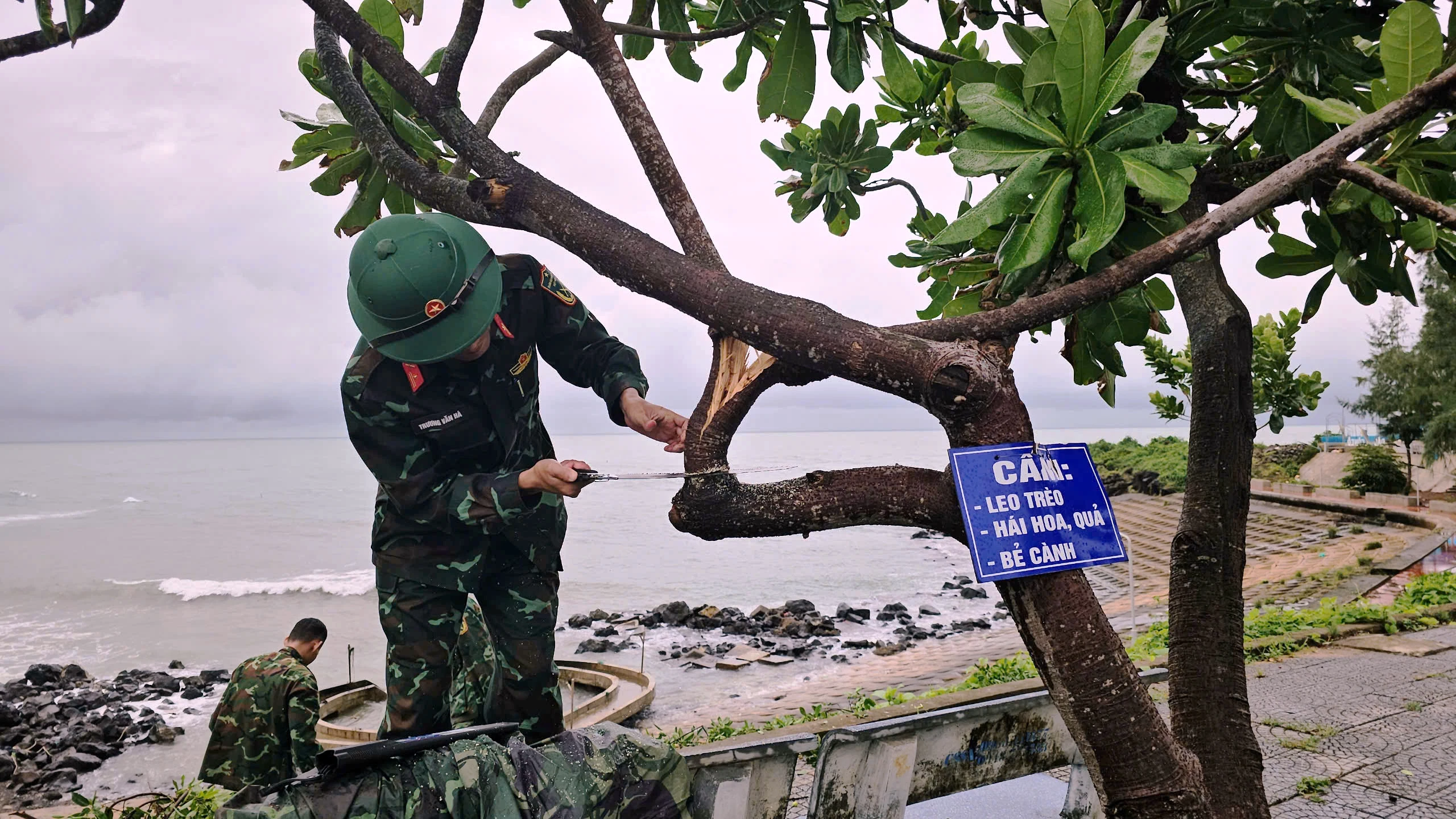 Cồn Cỏ: Khắc phục tình trạng rác thải đại dương dạt vào đảo sau bão số 6