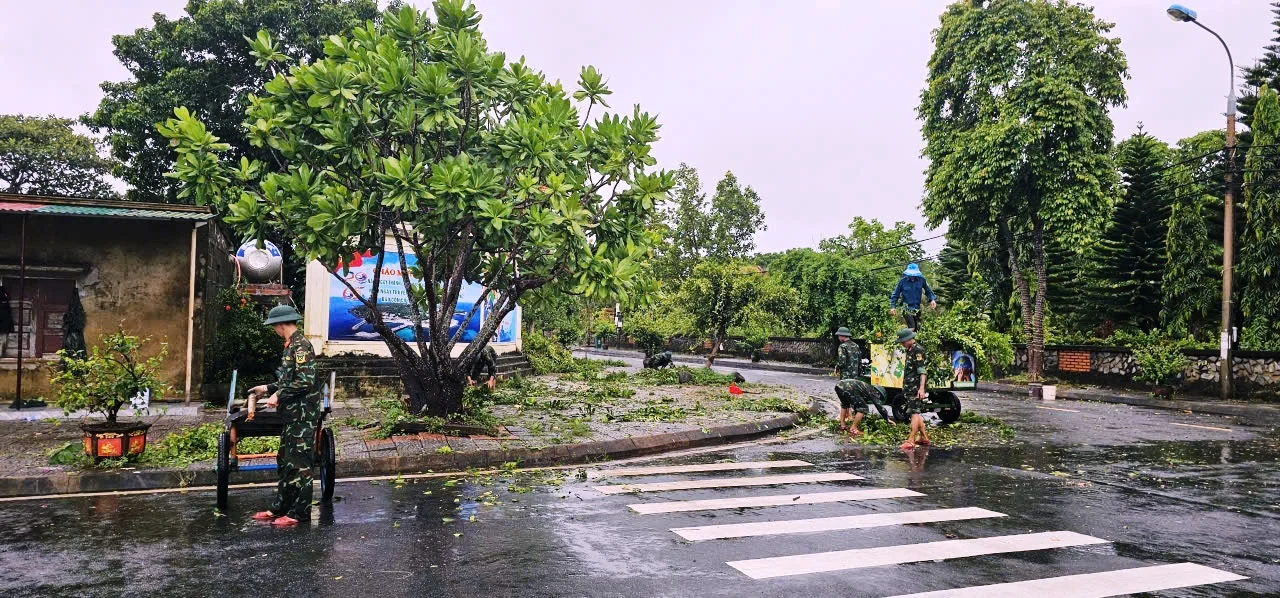 Cồn Cỏ: Khắc phục tình trạng rác thải đại dương dạt vào đảo sau bão số 6