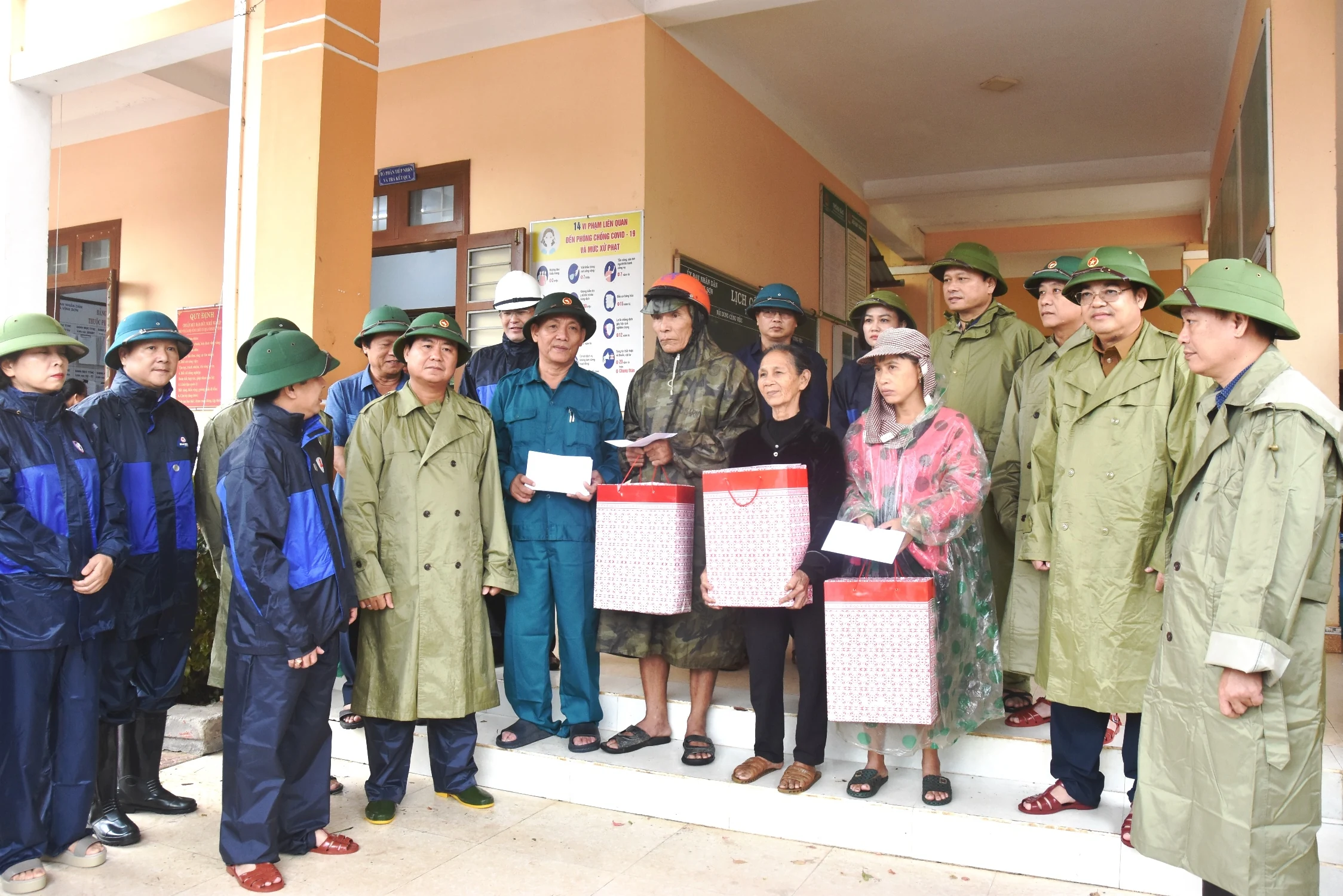 Chủ tịch UBND tỉnh Võ Văn Hưng kiểm tra tình hình ngập lụt và thăm hỏi, tặng quà cho người dân huyện Vĩnh Linh