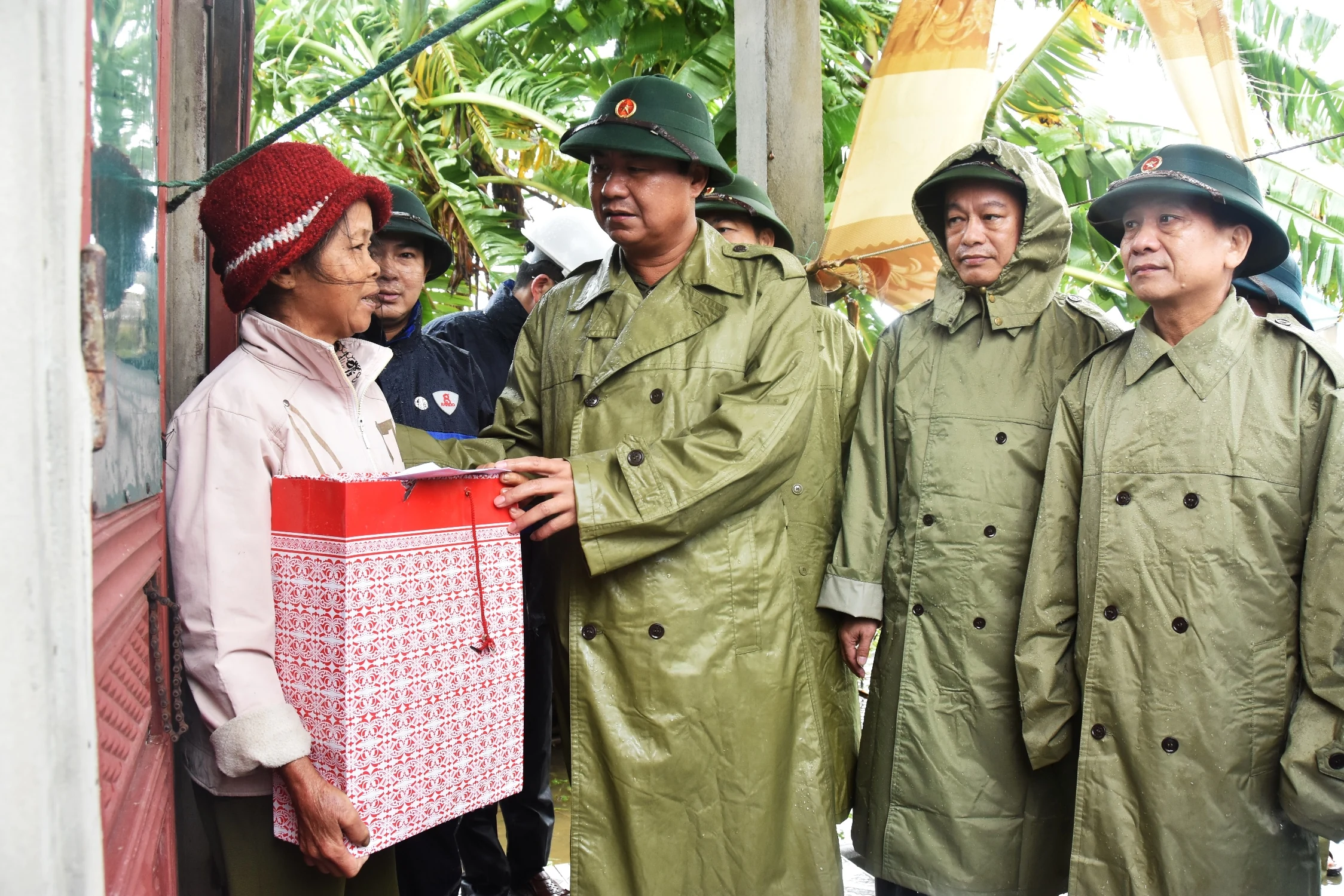 Chủ tịch UBND tỉnh Võ Văn Hưng kiểm tra tình hình ngập lụt và thăm hỏi, tặng quà cho người dân huyện Vĩnh Linh