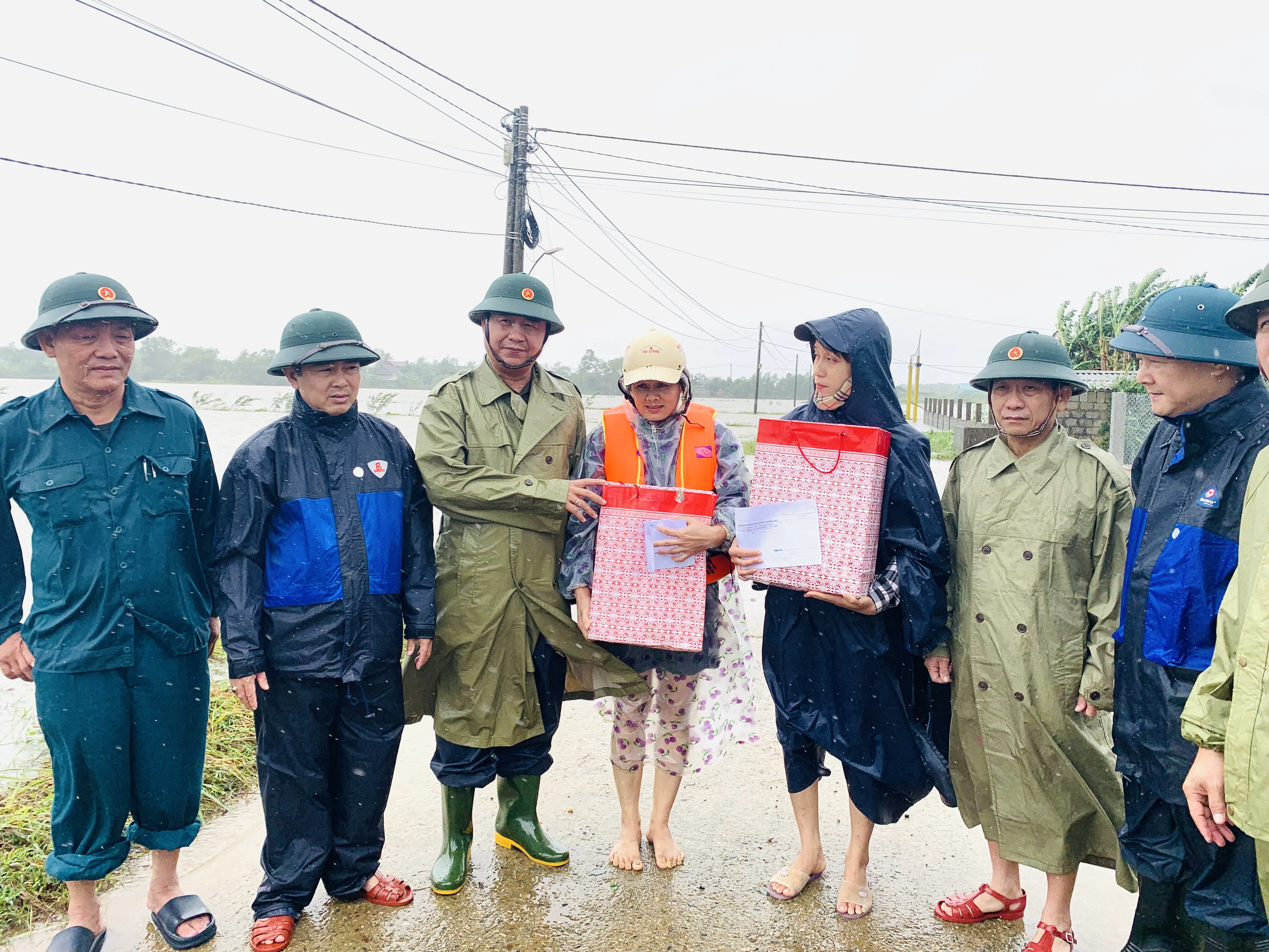 Chủ tịch UBND tỉnh Võ Văn Hưng kiểm tra tình hình ngập lụt và thăm hỏi, tặng quà cho người dân huyện Vĩnh Linh