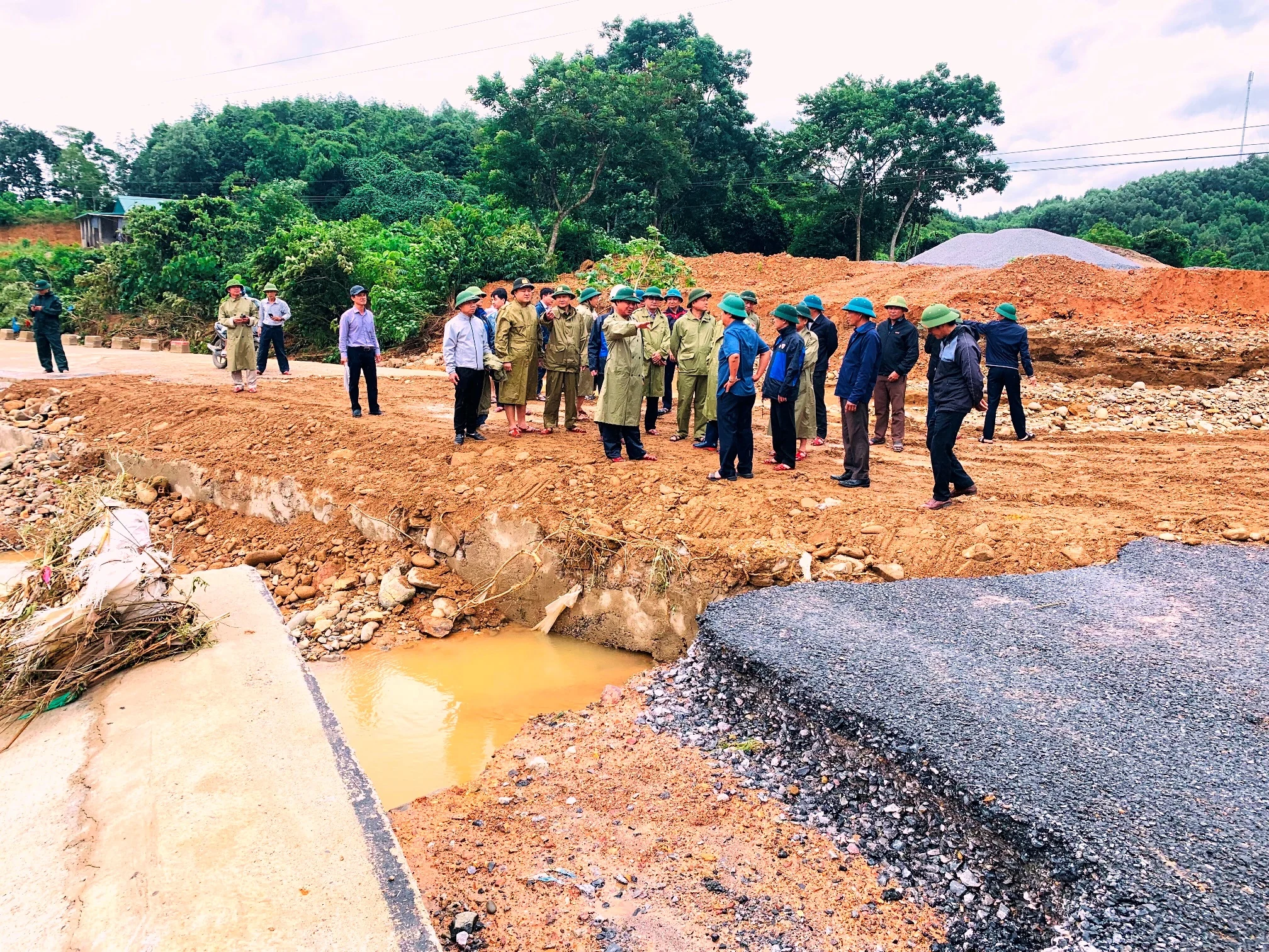 Chủ tịch UBND tỉnh Võ Văn Hưng kiểm tra tình hình ngập lụt và thăm hỏi, tặng quà cho người dân huyện Vĩnh Linh