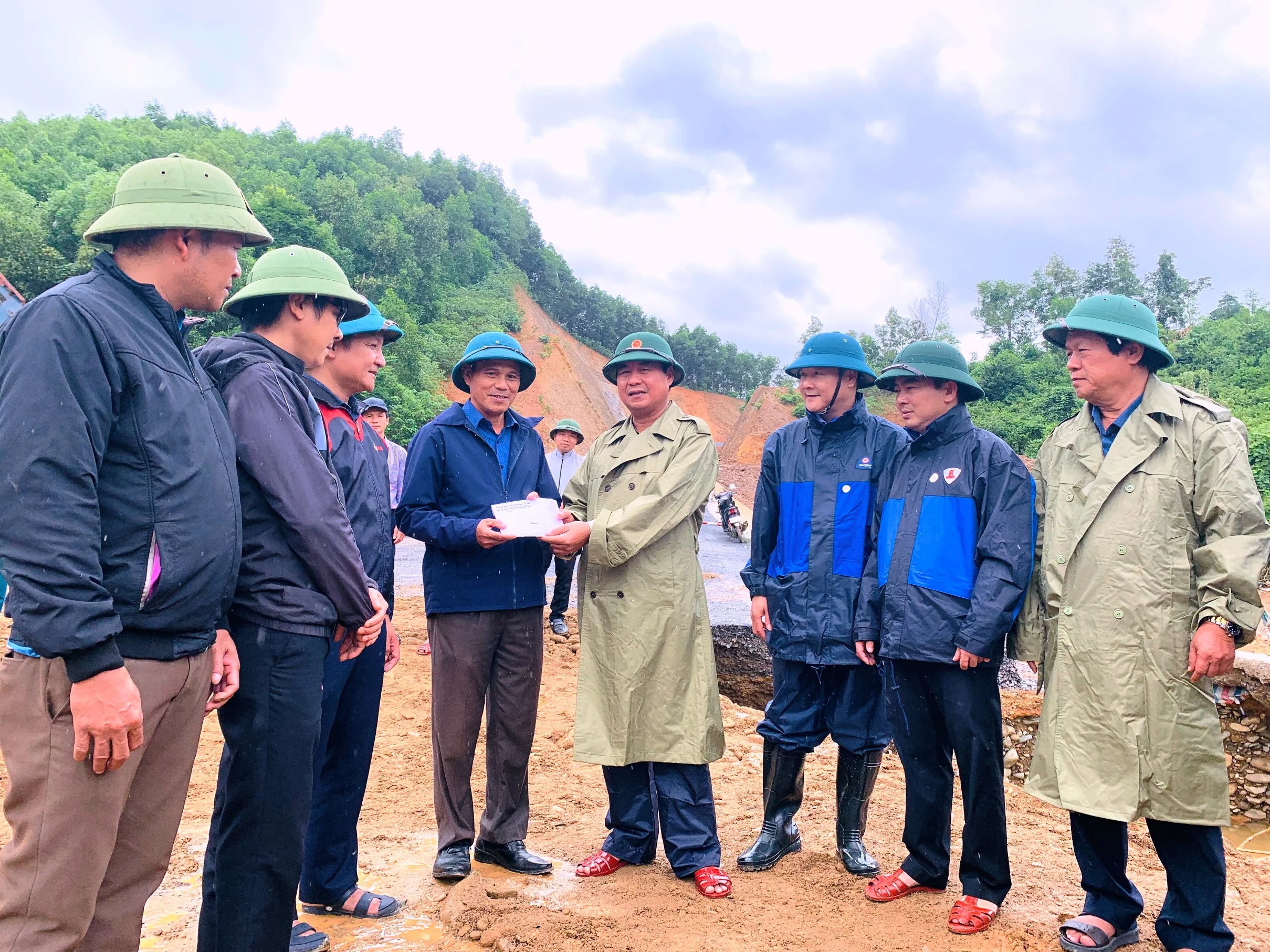 Chủ tịch UBND tỉnh Võ Văn Hưng kiểm tra tình hình ngập lụt và thăm hỏi, tặng quà cho người dân huyện Vĩnh Linh