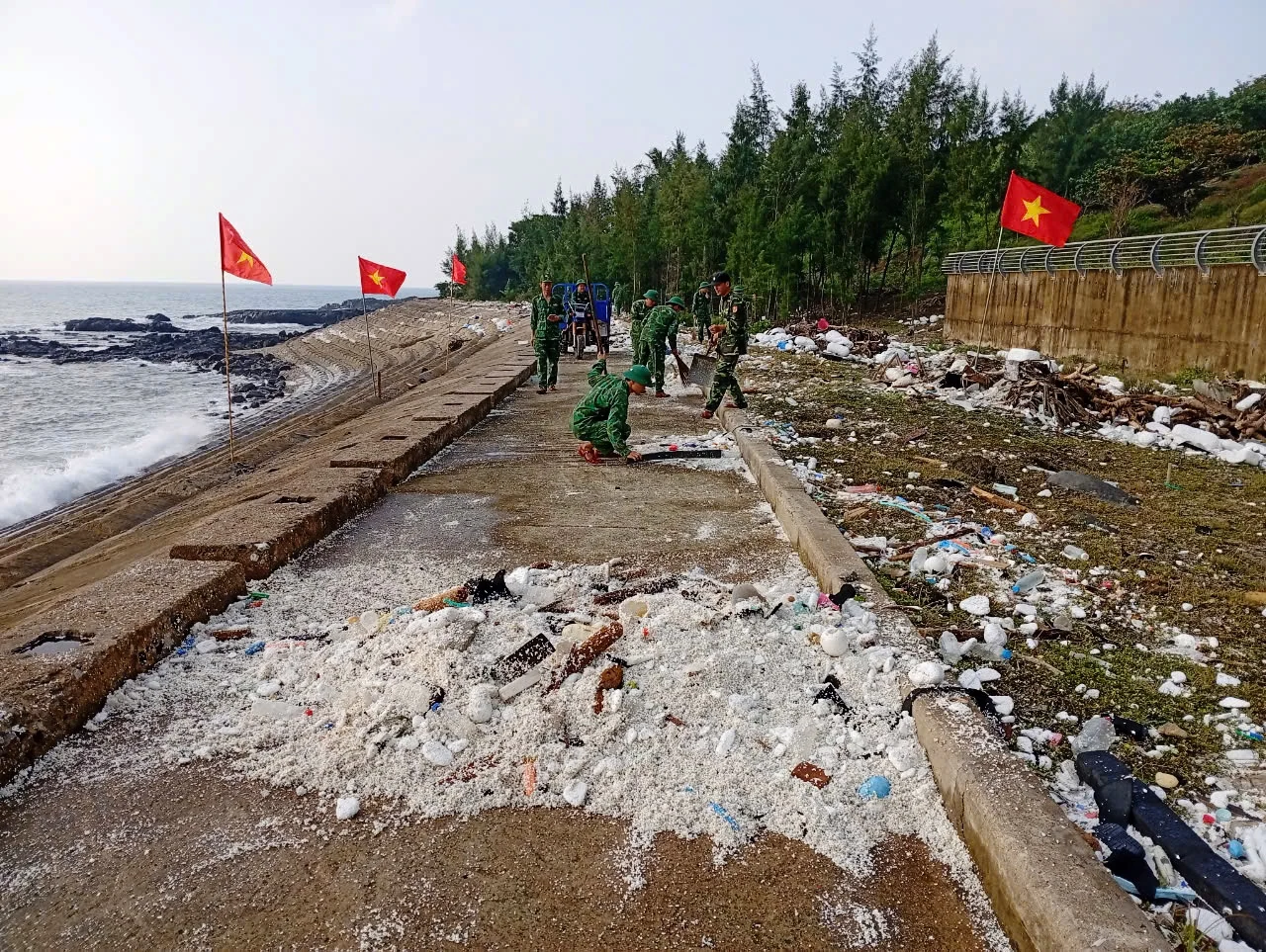 Tổ chức ra quân tổng vệ sinh trên đảo Cồn Cỏ