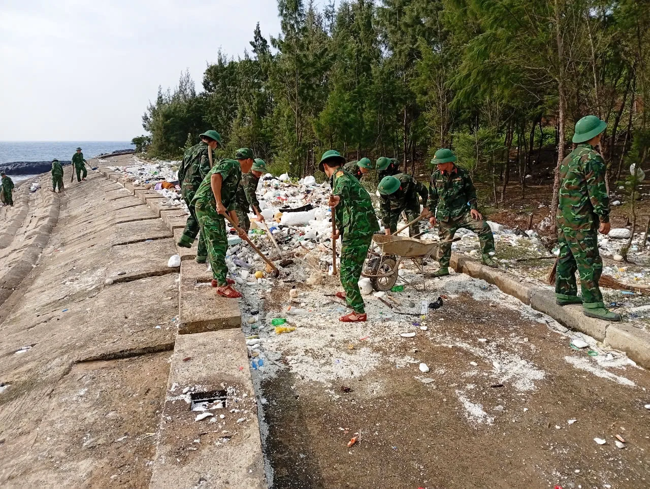 Tổ chức ra quân tổng vệ sinh trên đảo Cồn Cỏ
