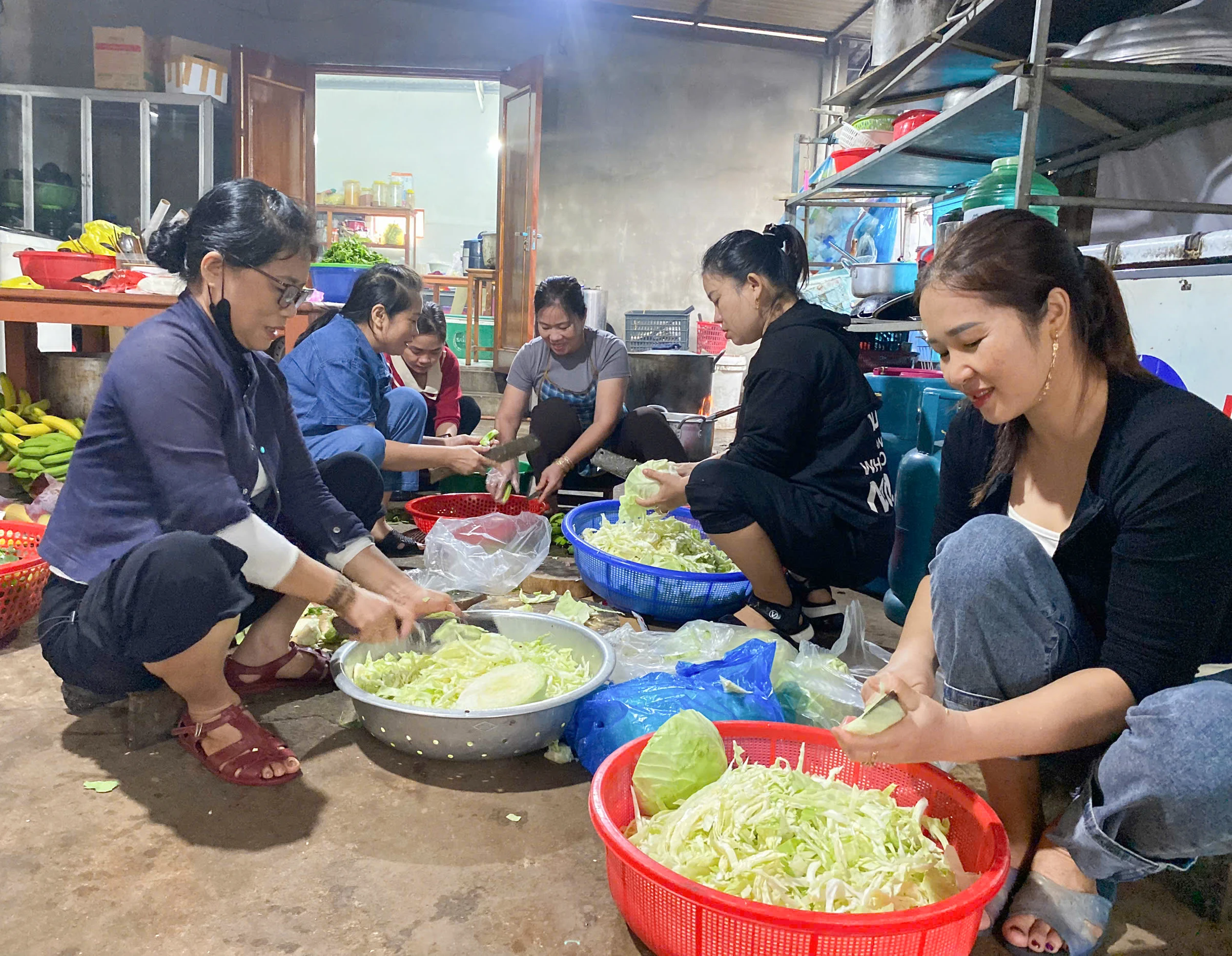 Chùm ảnh: Nghĩa tình trong mưa lũ