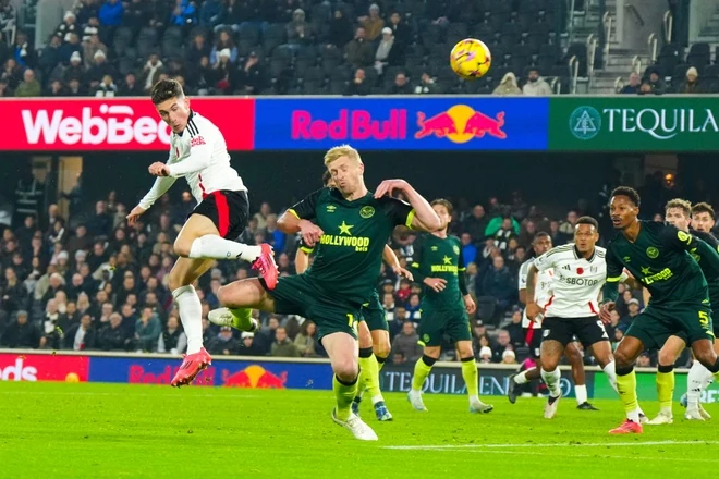Màn lội ngược dòng điên rồ ở Premier League