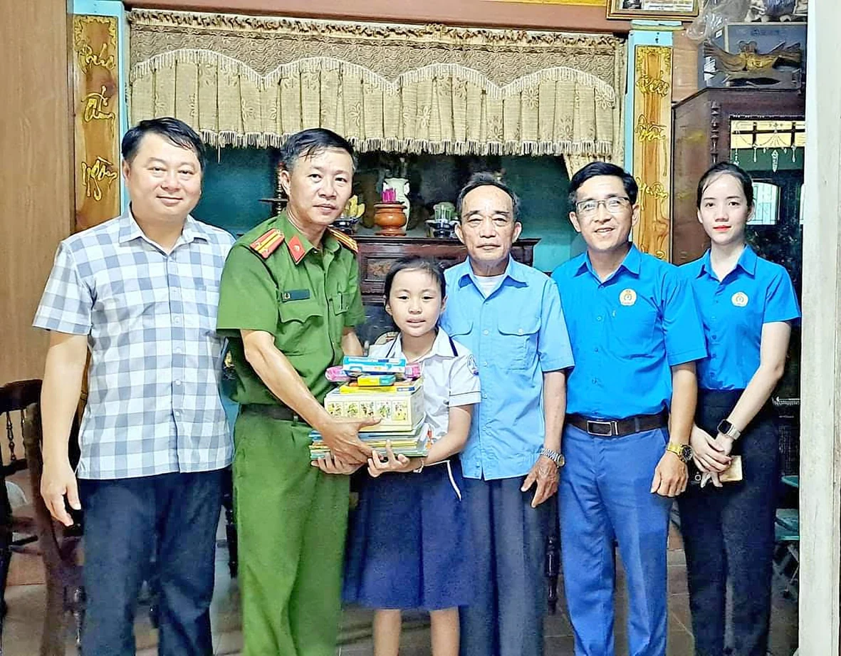 Trưởng công an phường tận tụy