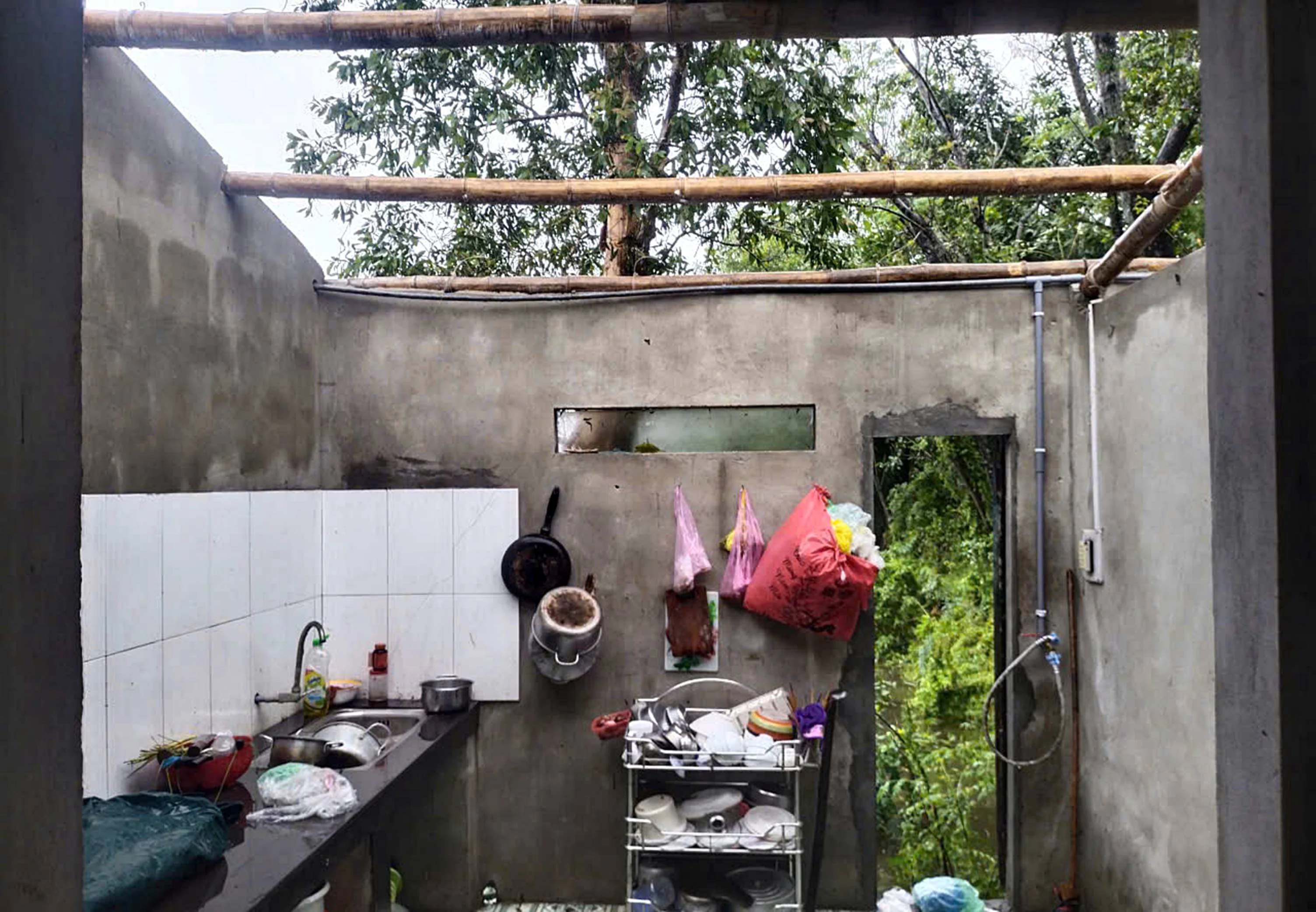 Lốc xoáy làm nhiều nhà dân ở xã Hải Hưng, huyện Hải Lăng bị tốc mái