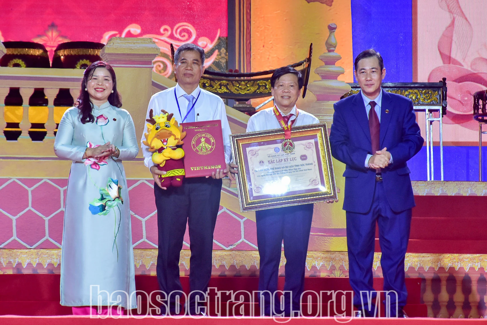 “Bảo tồn và phát huy bản sắc văn hóa các dân tộc, hội nhập và phát triển”
