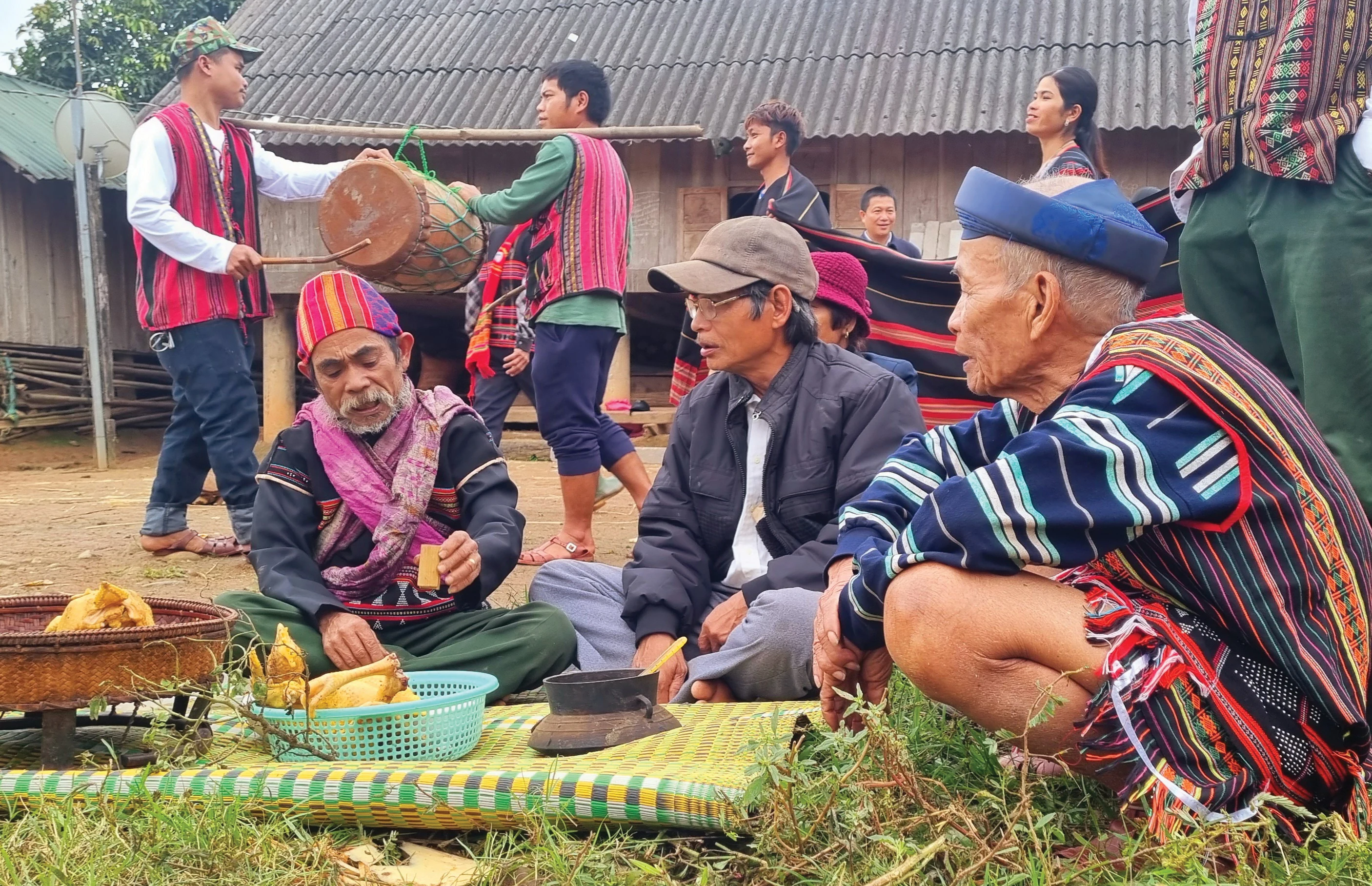 Tạ ơn thần núi, một lễ tục đặc sắc của người Pa Kô