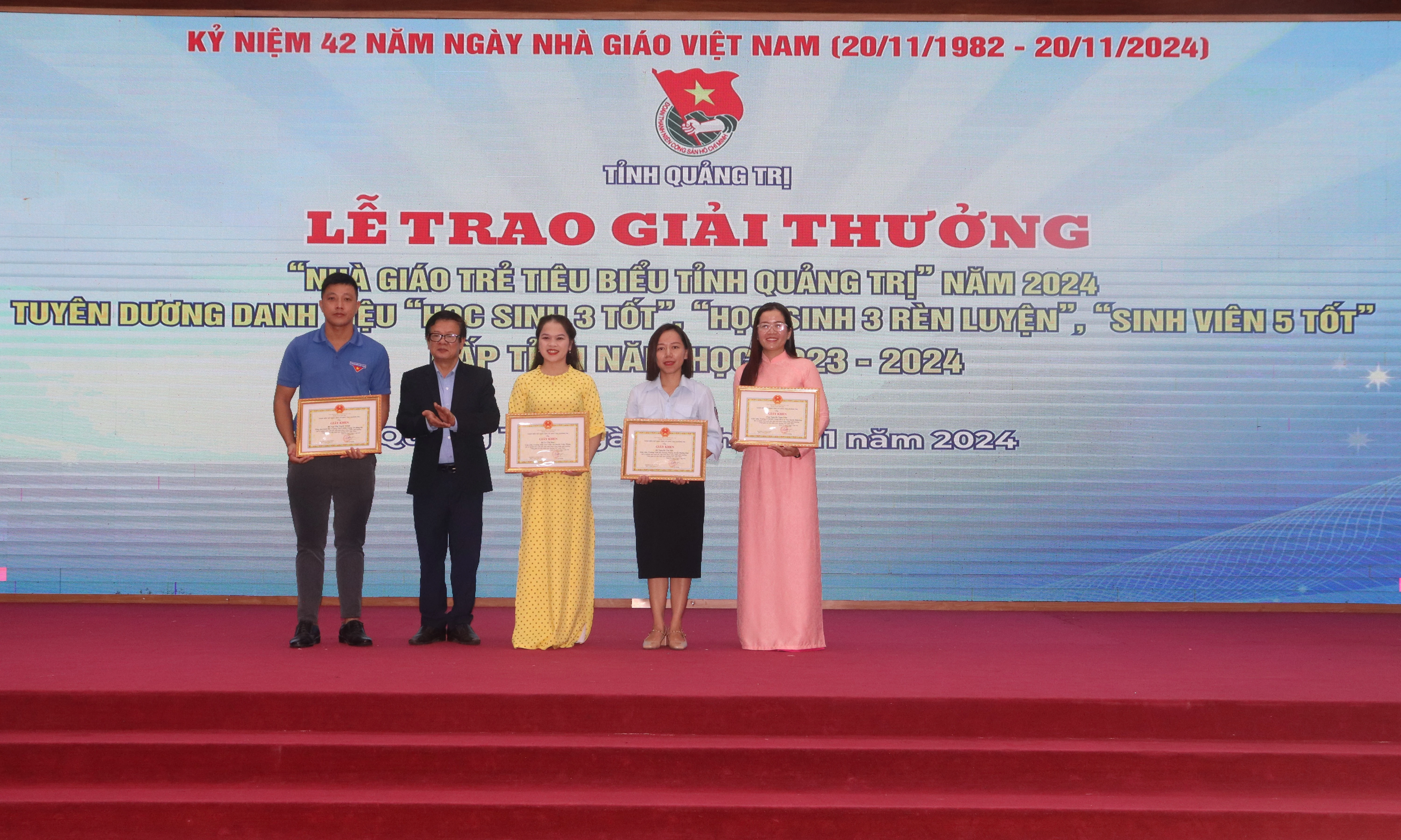 Trao Giải thưởng “Nhà giáo trẻ tiêu biểu” và tuyên dương học sinh, sinh viên xuất sắc 