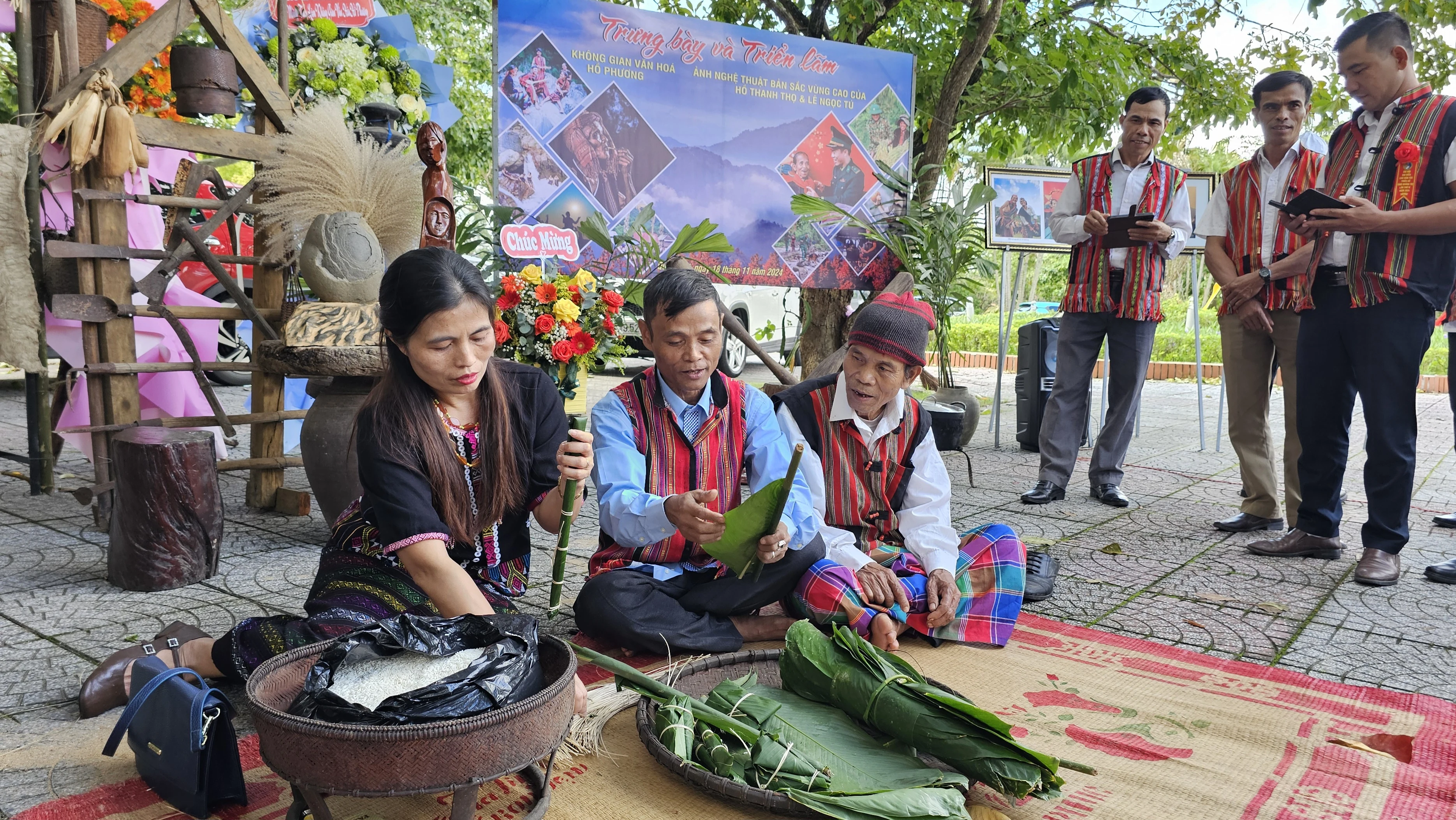 Triển lãm Không gian văn hóa Hồ Phương và ảnh nghệ thuật Bản sắc vùng cao của tác giả Hồ Thanh Thọ - Lê Ngọc Tú