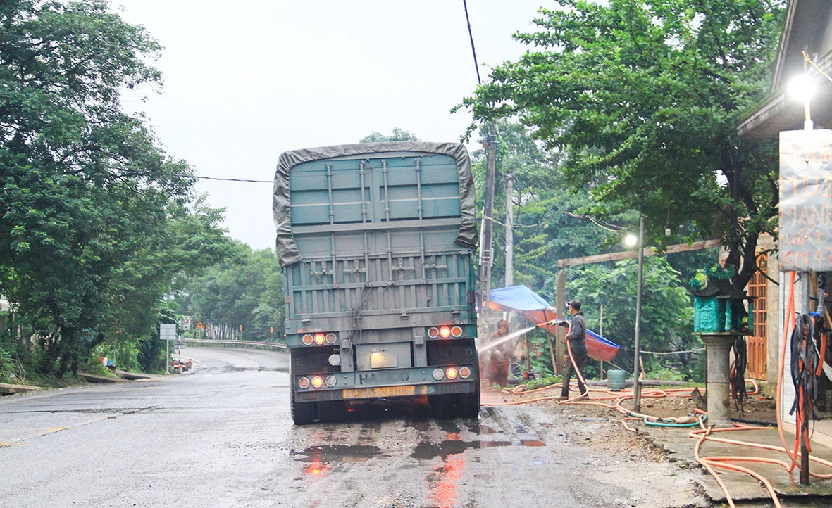 Mất an toàn giao thông từ những điểm tiếp nước mui xe tự phát trên Quốc lộ 9 và đường Hồ Chí Minh nhánh Tây