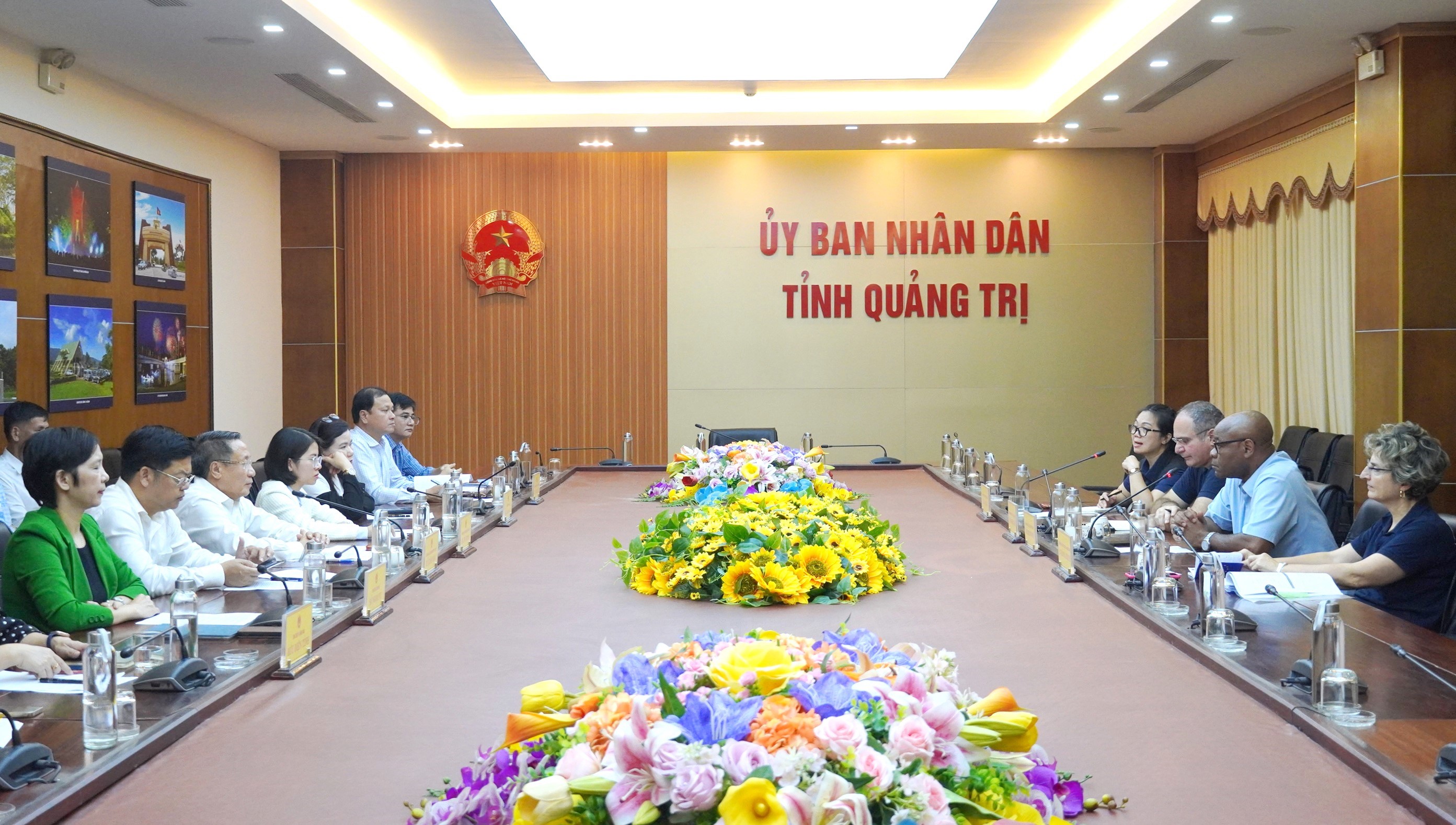 Quang Tri leader works with FAO and ECHO delegation