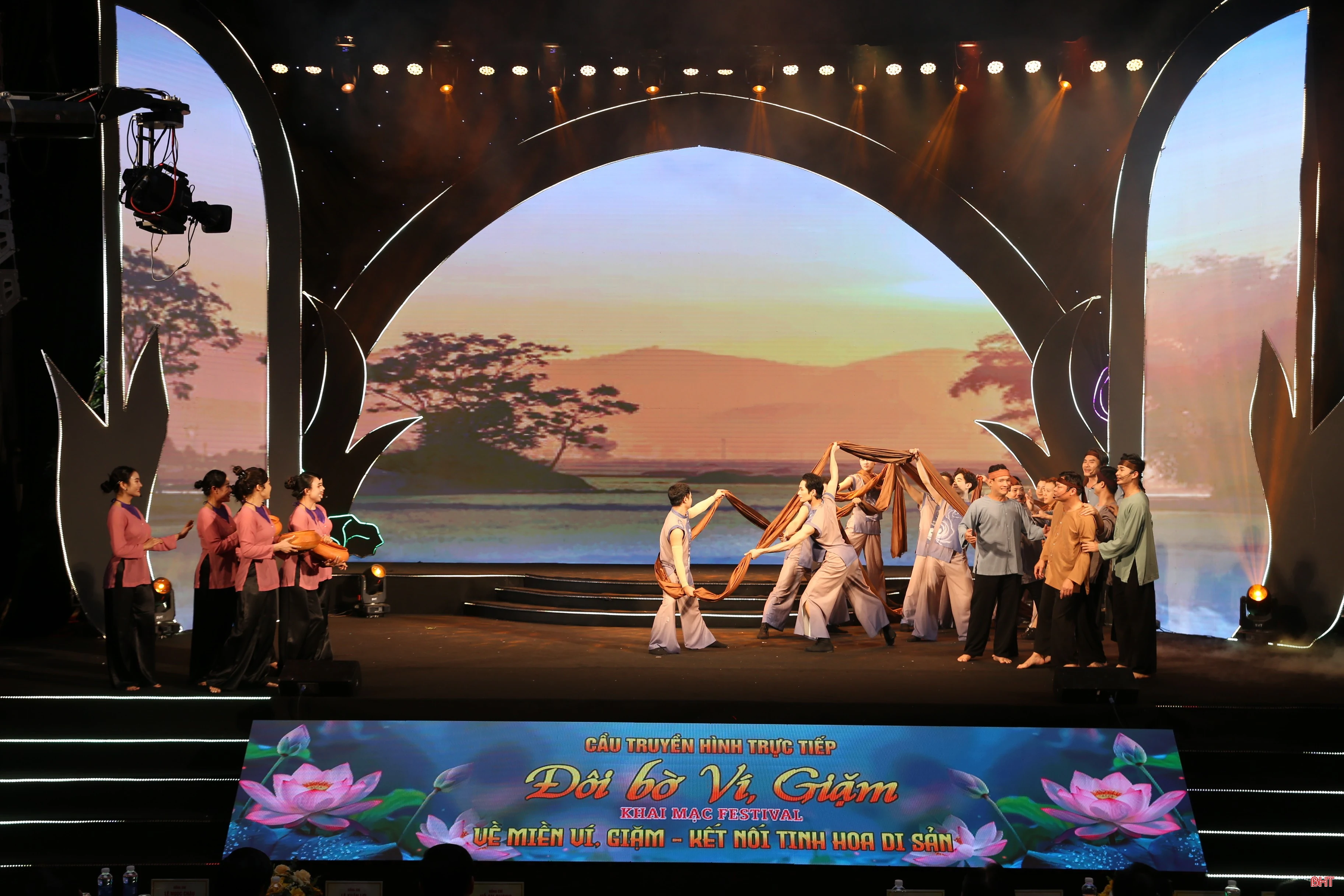 Cầu truyền hình nghệ thuật mở đầu Festival “Về miền ví, giặm - kết nối tinh hoa di sản”