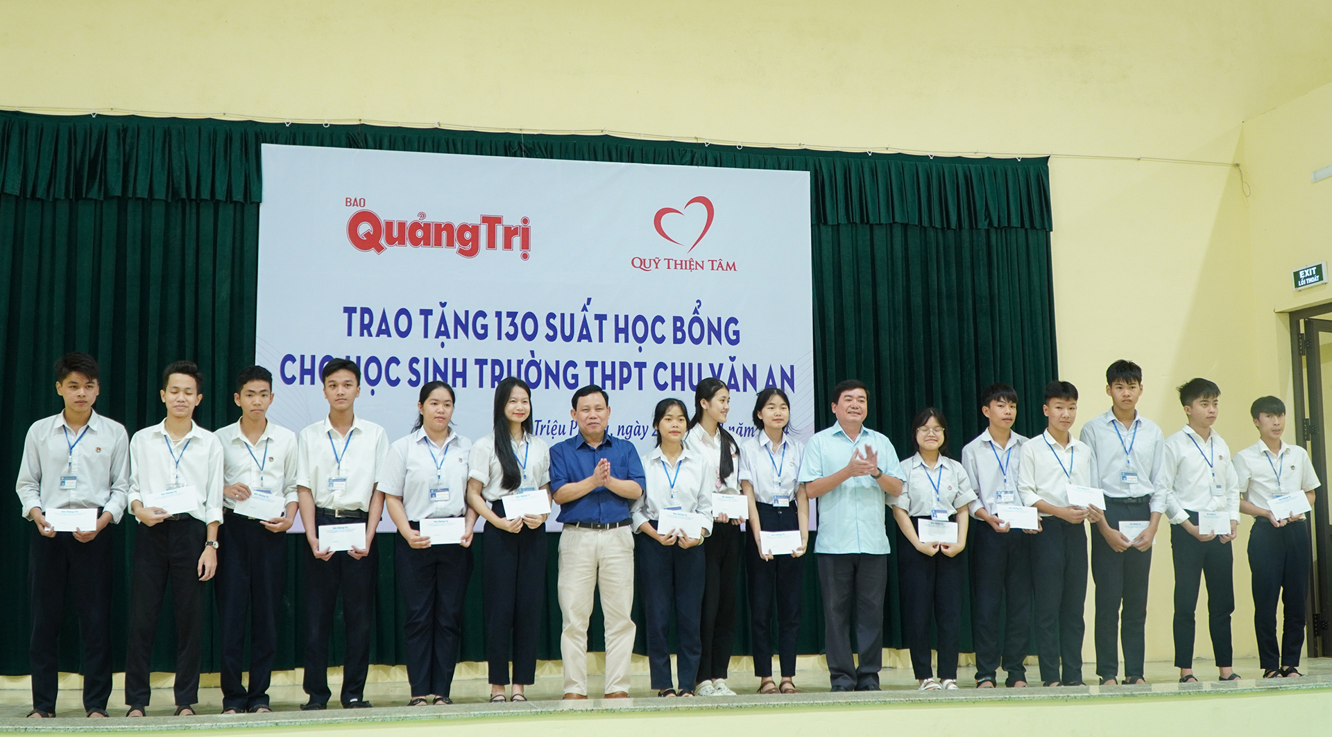 Quỹ Thiện Tâm - Báo Quảng Trị: Trao 130 suất học bổng cho học sinh nghèo vượt khó Trường THPT Chu Văn An