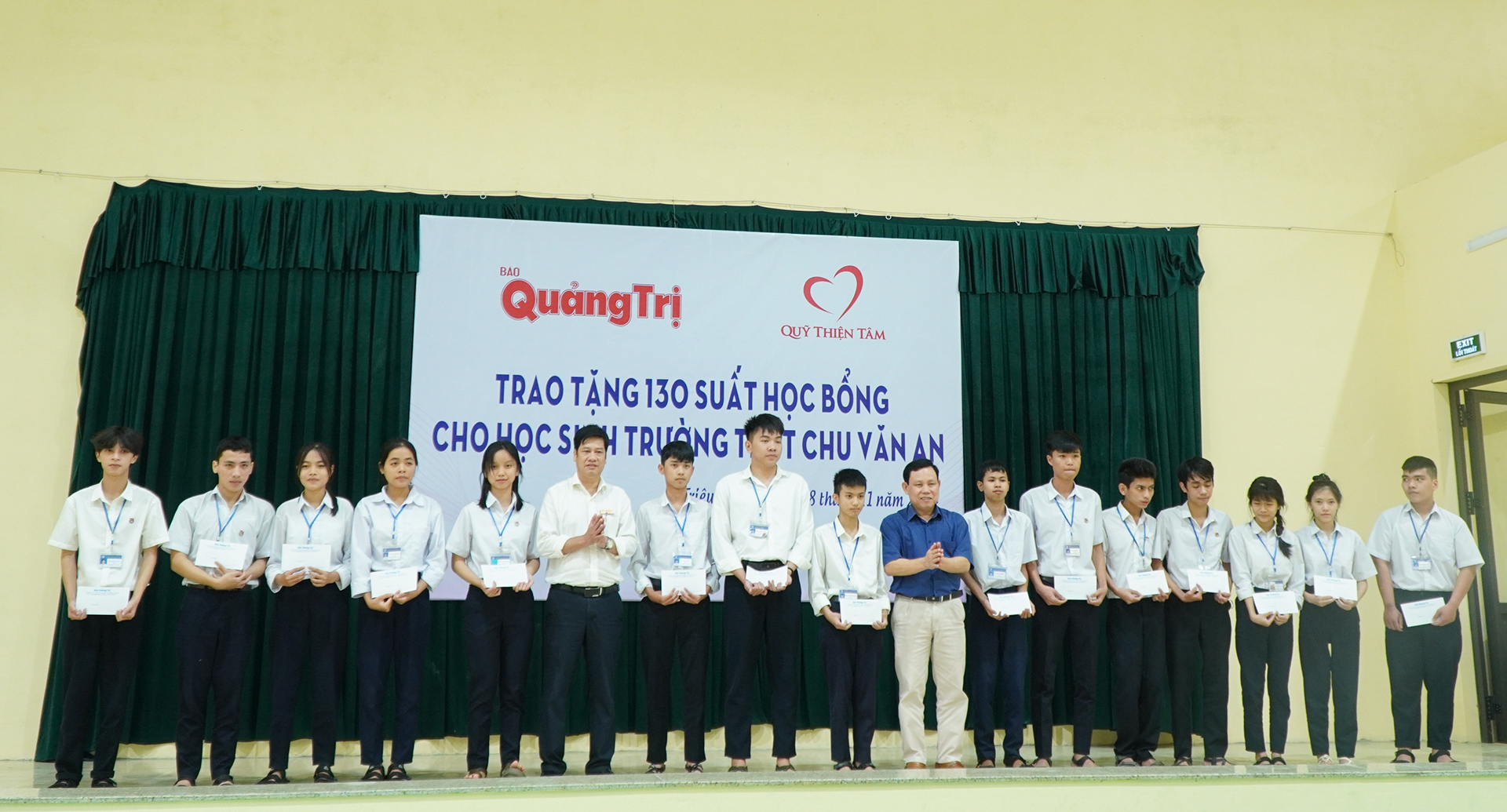 Quỹ Thiện Tâm - Báo Quảng Trị: Trao 130 suất học bổng cho học sinh nghèo vượt khó Trường THPT Chu Văn An